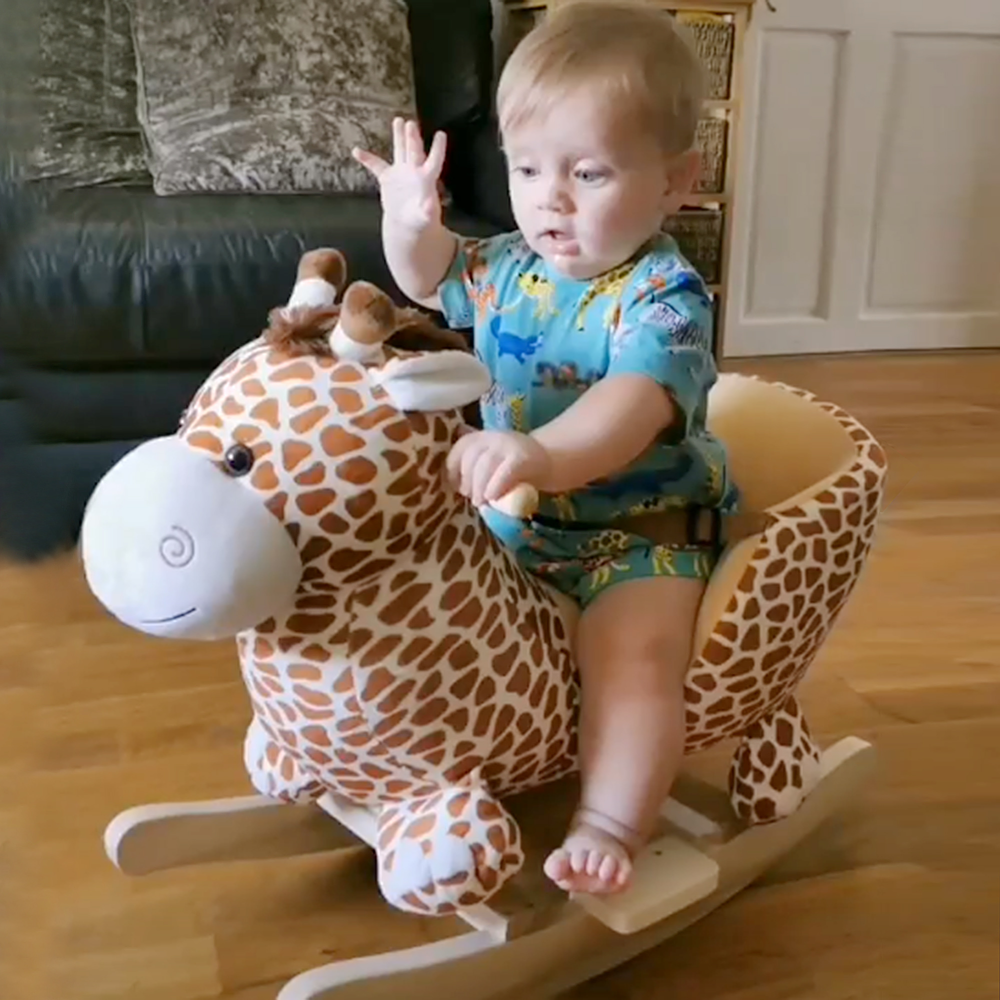 HOMCOM Rocking Giraffe Toy for Kids with Sounds, Plush Toddler Baby Rocker Seat, Giraffe Pattern.