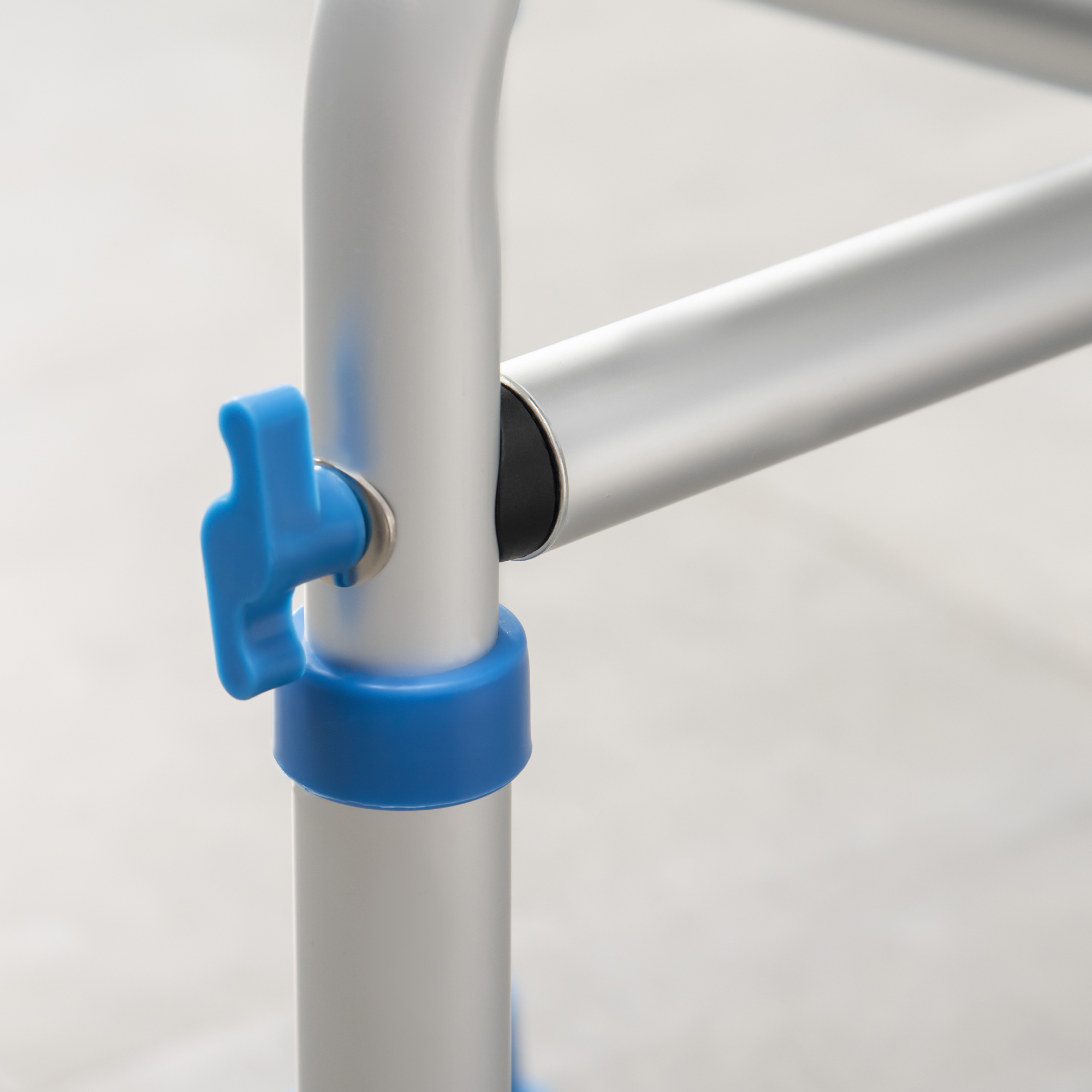 HOMCOM Adjustable Shower Chair, Padded Stool for Elderly & Disabled, Non-slip & Handle, Blue.