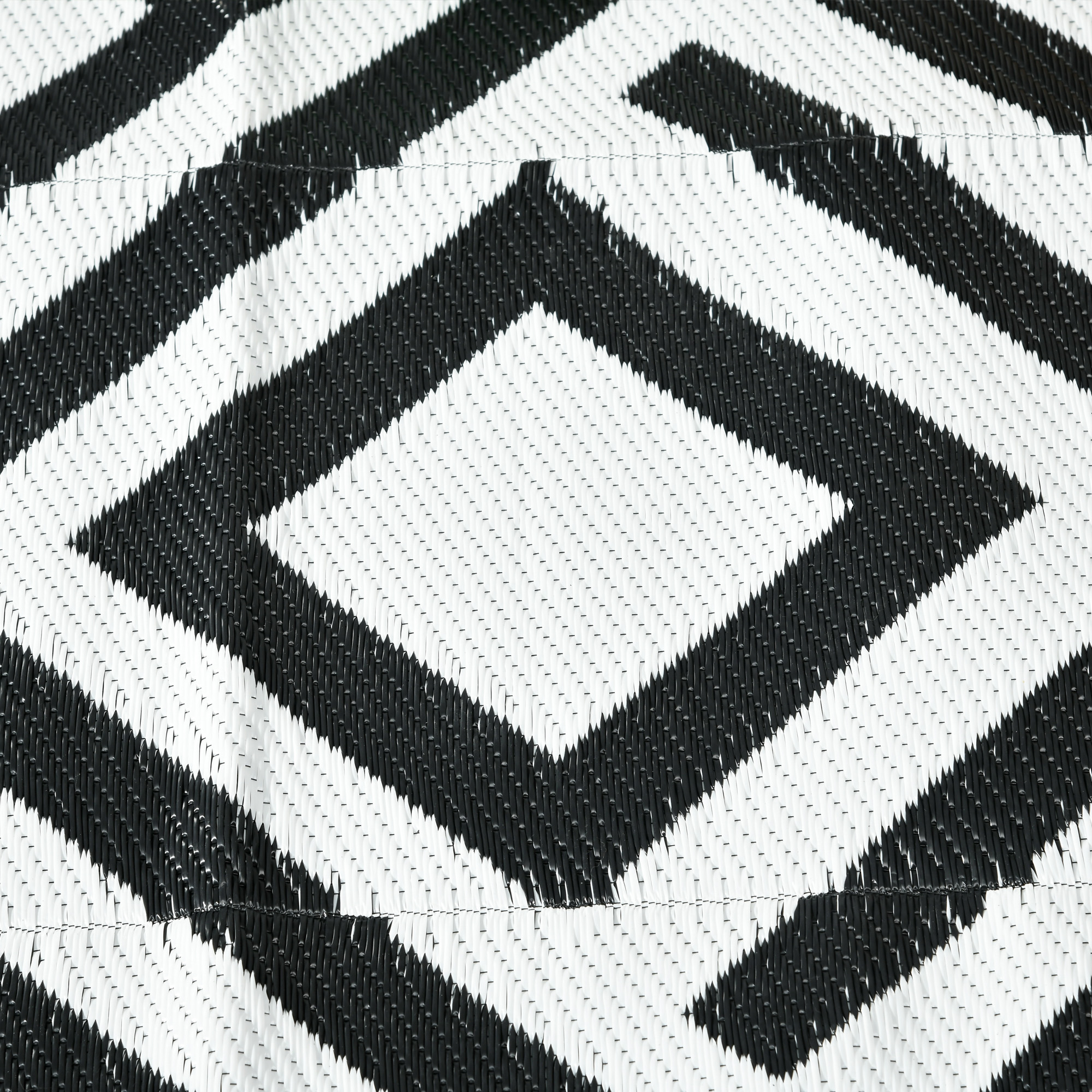 Outsunny Reversible Outdoor Mat, Plastic Straw Rug with Carry Bag & Ground Stakes, Black and White Rhombus, 182x274cm