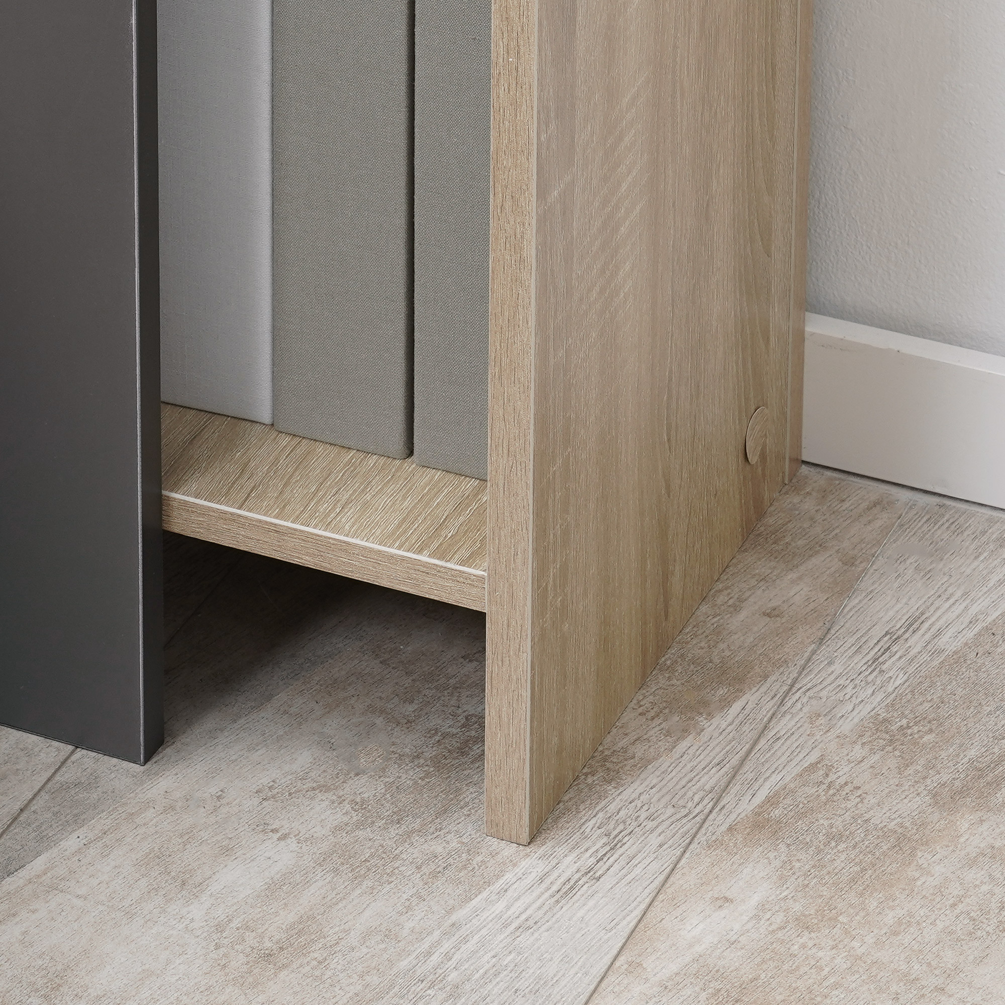 Set Di 2 Comodini Moderni HOMCOM Grigi, Con Ripiano Aperto, Dimensioni 27x25x60 Cm, In Truciolato Per Camera E Soggiorno
