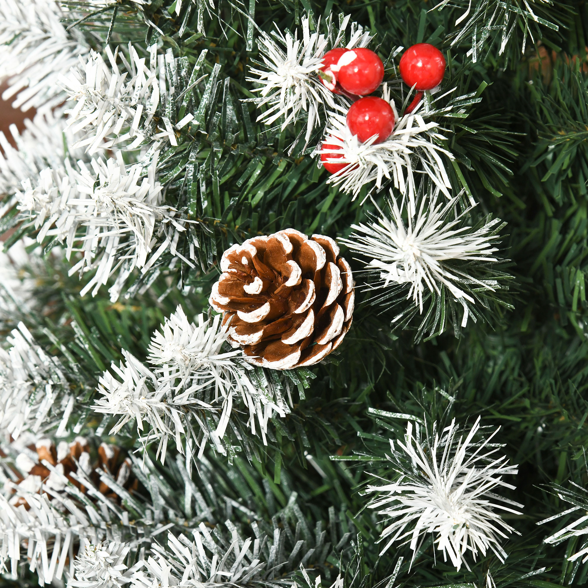 albero di natale con bacche rosse