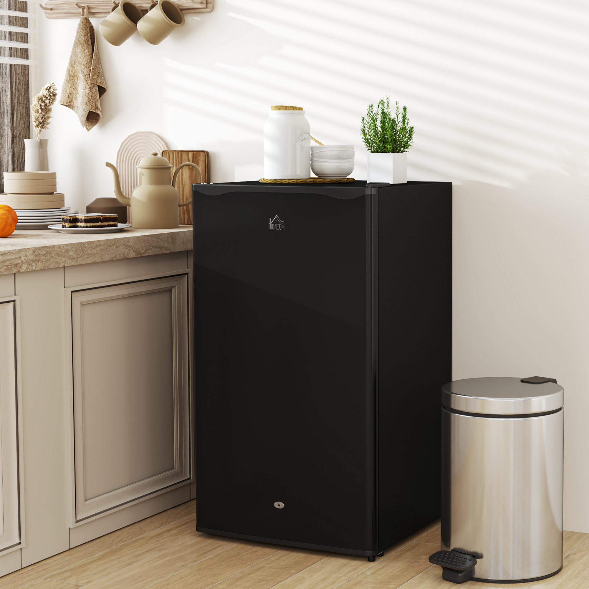 HOMCOM 91L Freestanding Under-Counter Fridge with Lock Black 2