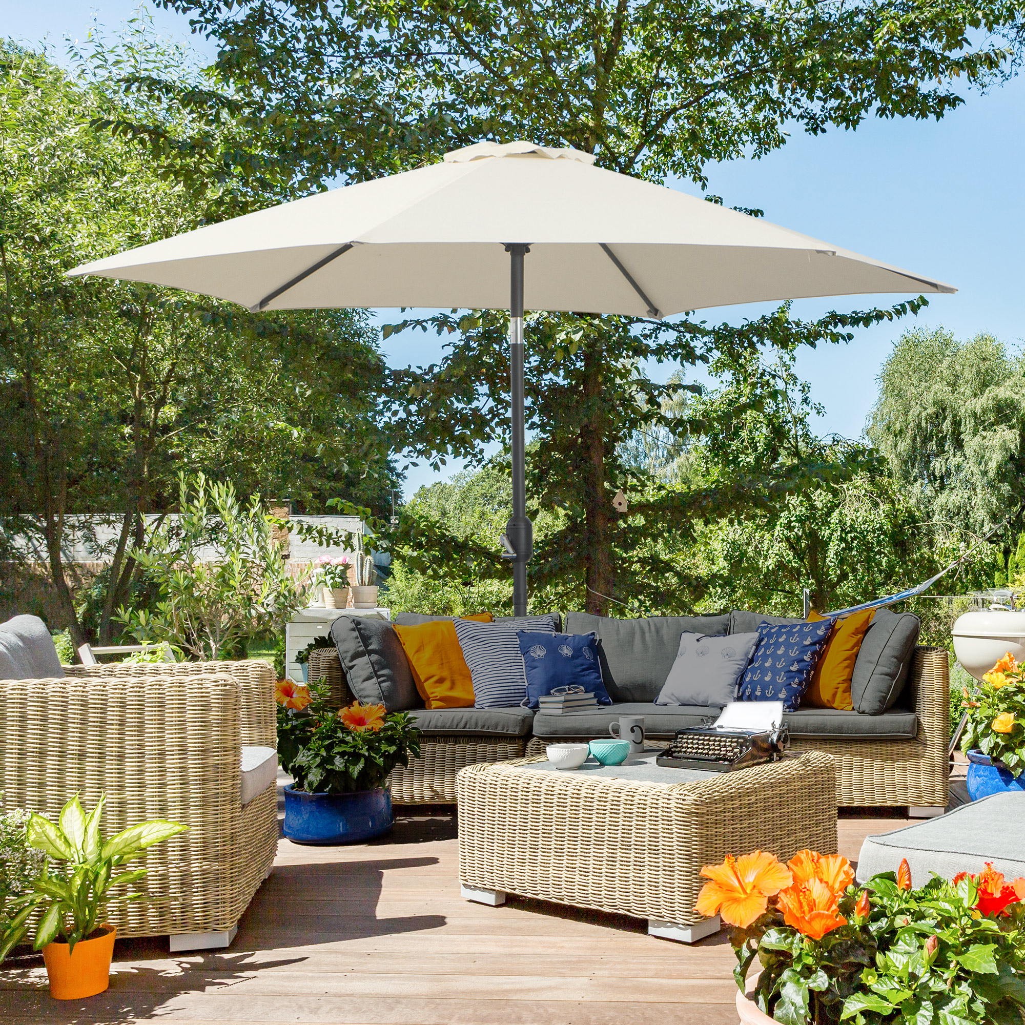 Outsunny Garten-Sonnenschirm 2,65x2,65 M – Neigbar, Mit Kurbel, 8 Aluminium-Segeln, Weinrot – Für Terrasse & Balkon