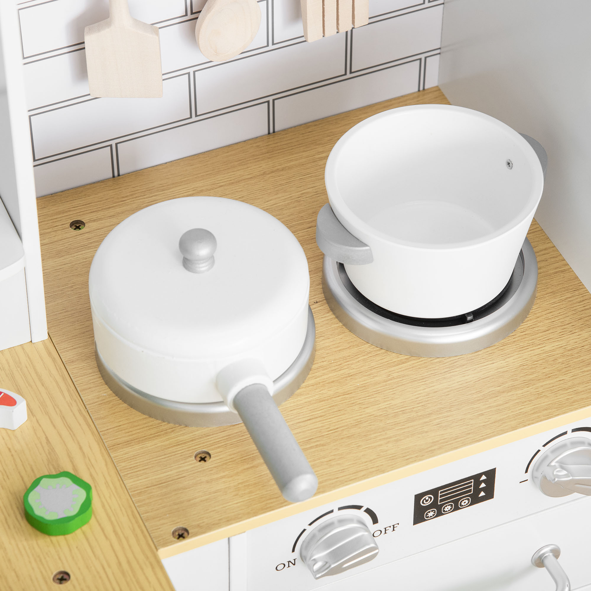 Cocina De Madera HOMCOM Para Niños – 55x30x80 Cm, Con Sonido Realista, 5 Accesorios Y Armario De Almacenaje