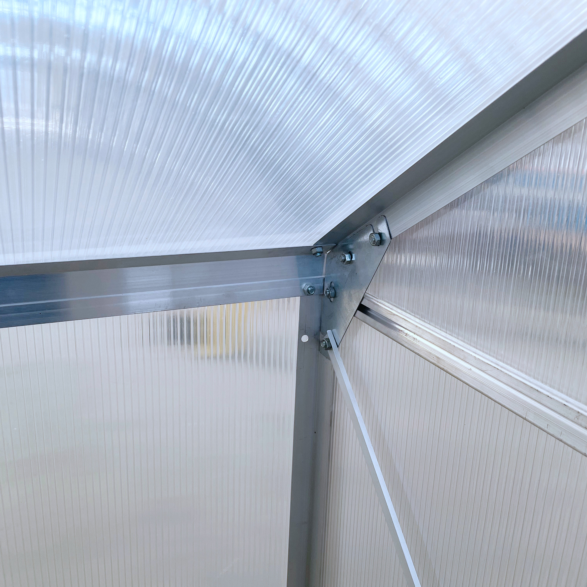 Outsunny 6 x 4ft Lean to Wall Polycarbonate Greenhouse Aluminium Walk-in Garden Greenhouse with Adjustable Roof Vent, Rain Gutter and Sliding Door, Clear 9