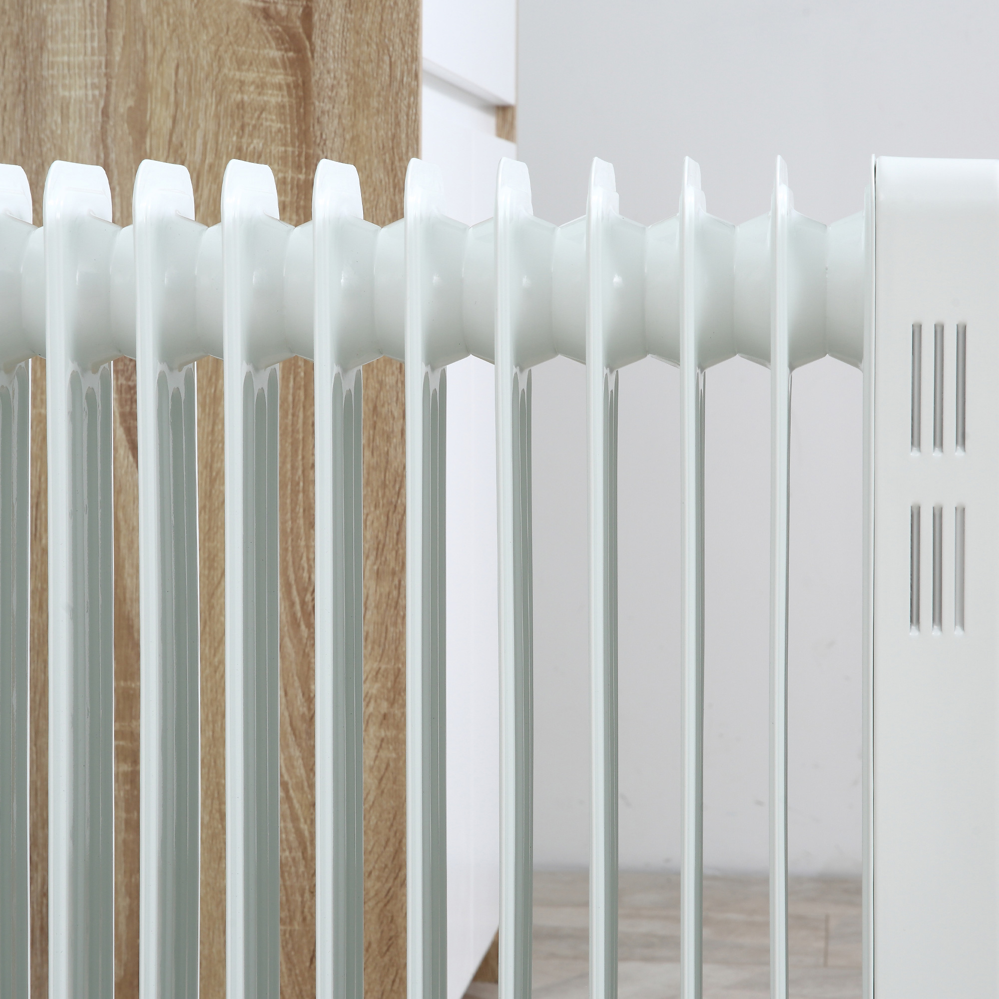 HOMCOM 2500W Oil Filled Radiator, 11 Fin, Portable Electric Heater with 3 Heat Settings, Safety Cut-Off and Wheels, White 9