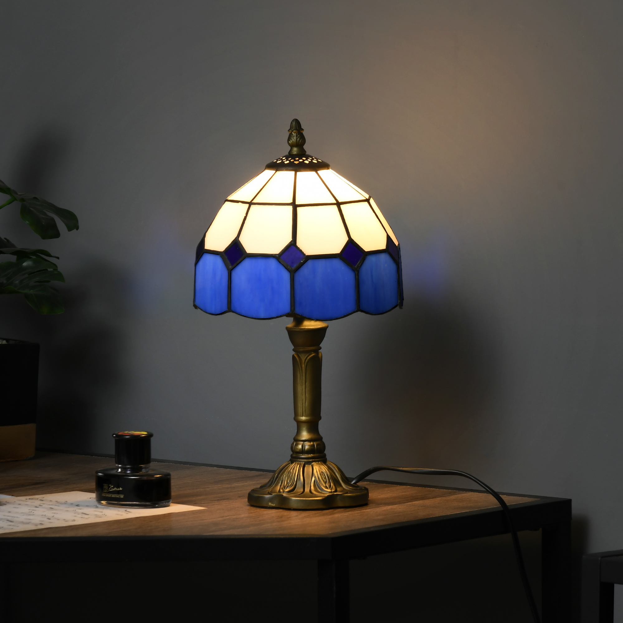 HOMCOM Handmade Stained Glass Table Lamp, Antique Bedside Lamp for Bedroom, Living room, Home, Nightstand, Decorative Night Light, Blue 6