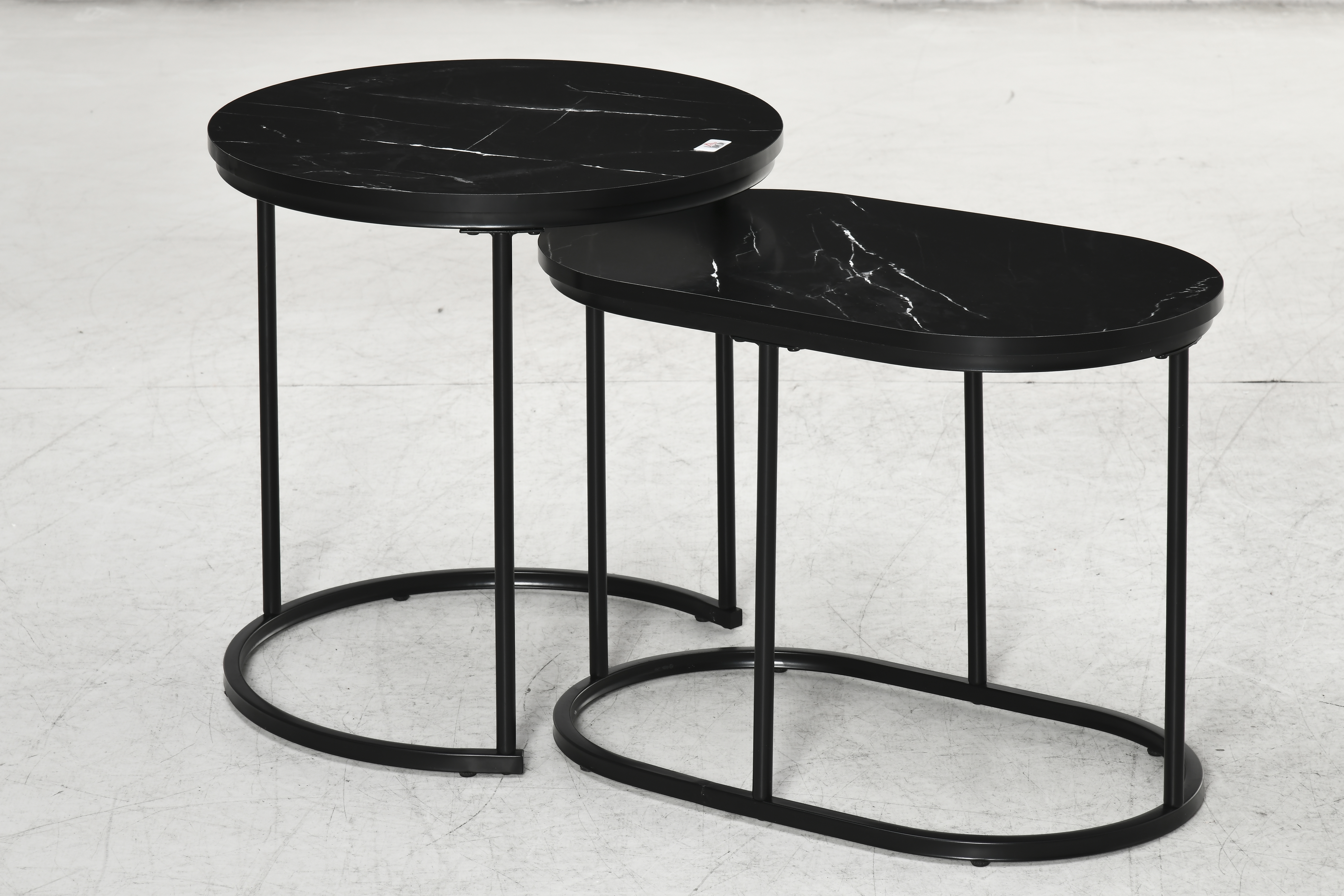 HOMCOM Juego de 2 mesas auxiliares nido en acero y tablero de MDF con aspecto de mármol - mesa redonda y ovalada - negro