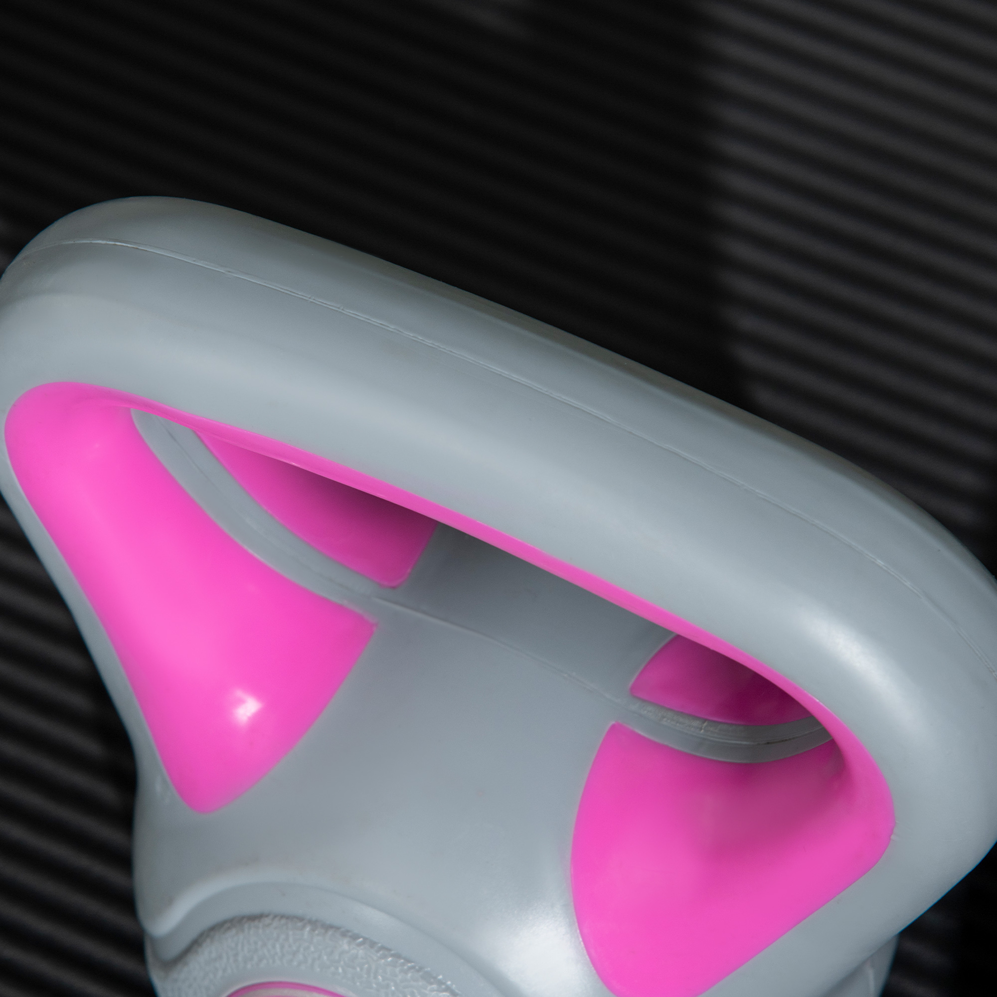 SPORTNOW Kettlebell, 2kg Kettle Bells with Handle for Home Gym Weight Lifting and Strength Training, Pink and Grey 8