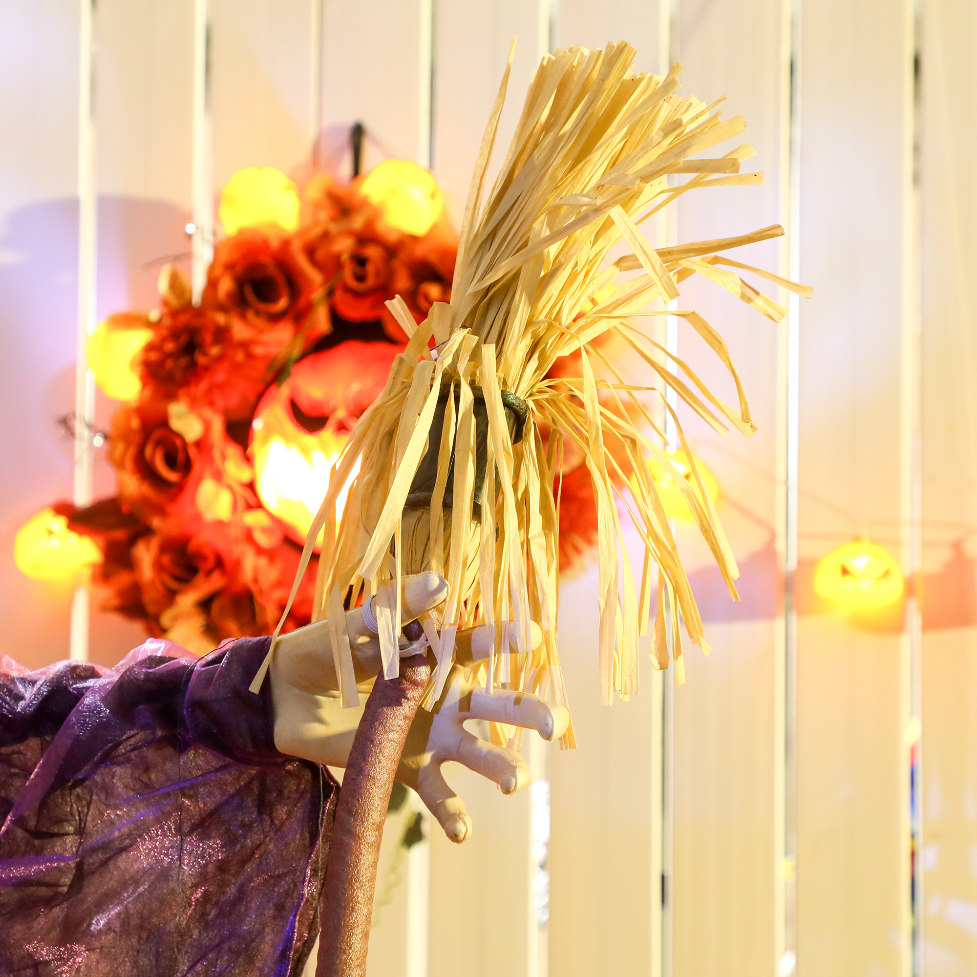 Outsunny 6ft Animated Witch Decoration, with Sound Purple/White 9