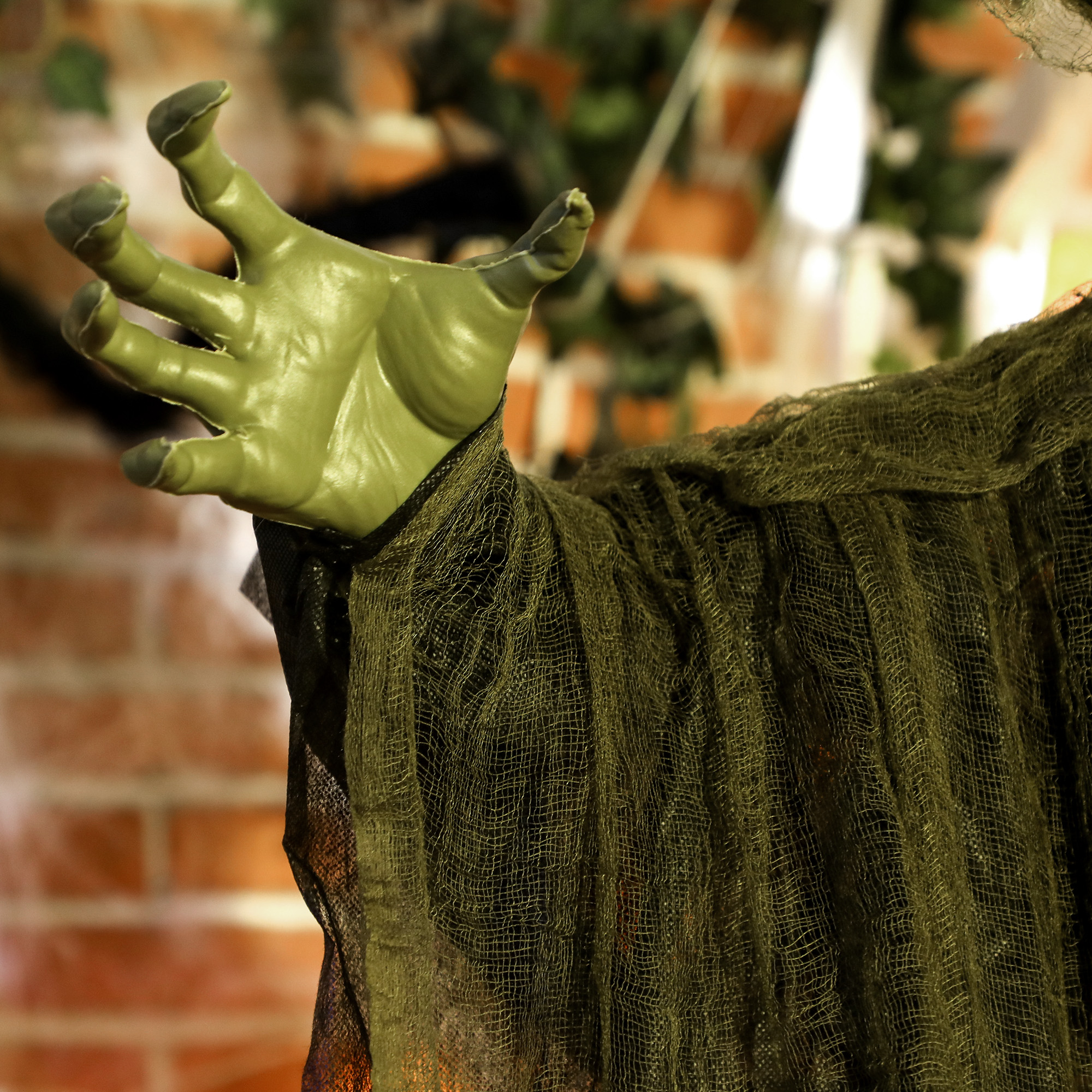 Outsunny 170 cm Life Size Hanging Halloween Animated Witch with Glowing LED Eyes, Spooky Witch Scary Halloween Decorations, Battery Operated, Indoor Party Props 9