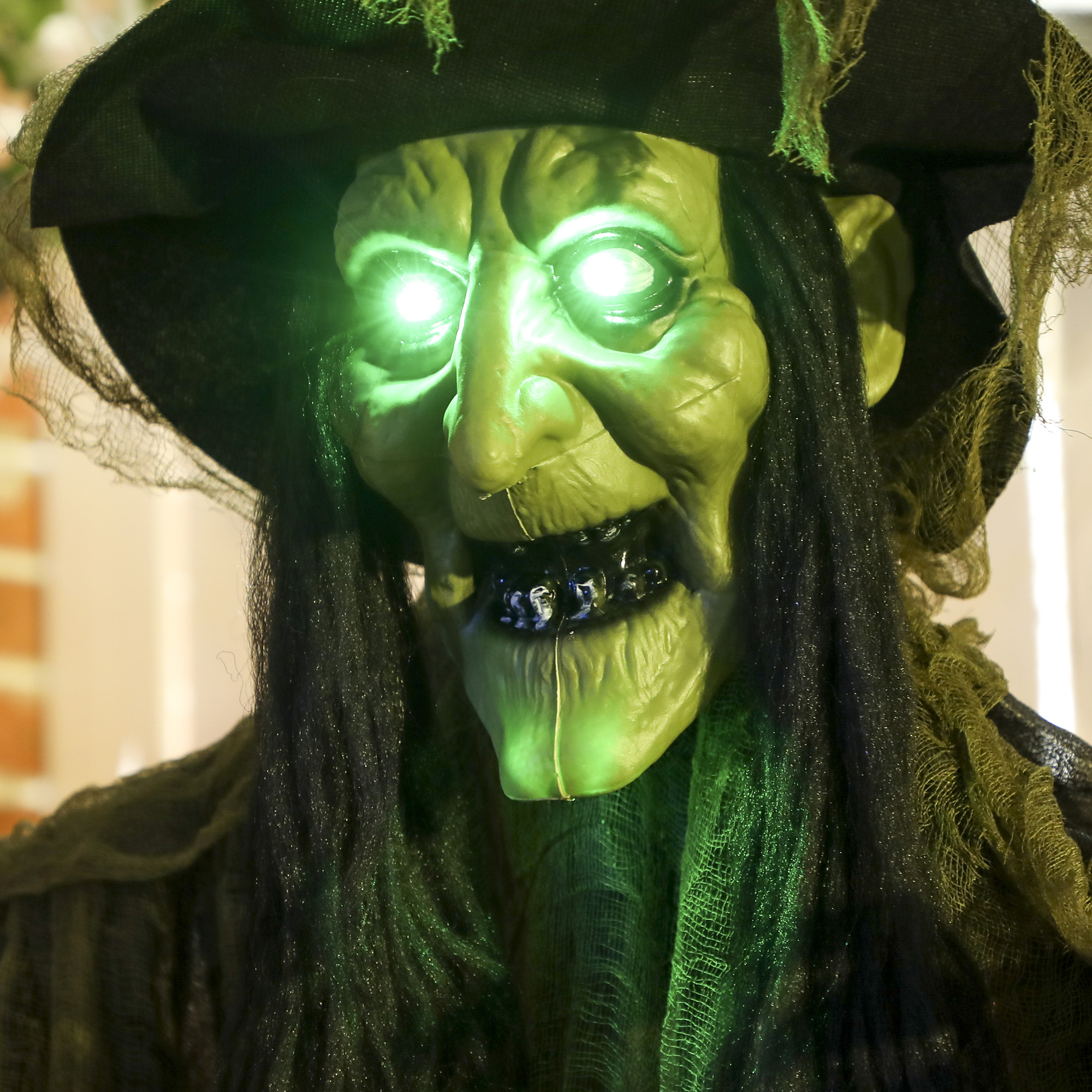Outsunny 170 cm Life Size Hanging Halloween Animated Witch with Glowing LED Eyes, Spooky Witch Scary Halloween Decorations, Battery Operated, Indoor Party Props 8