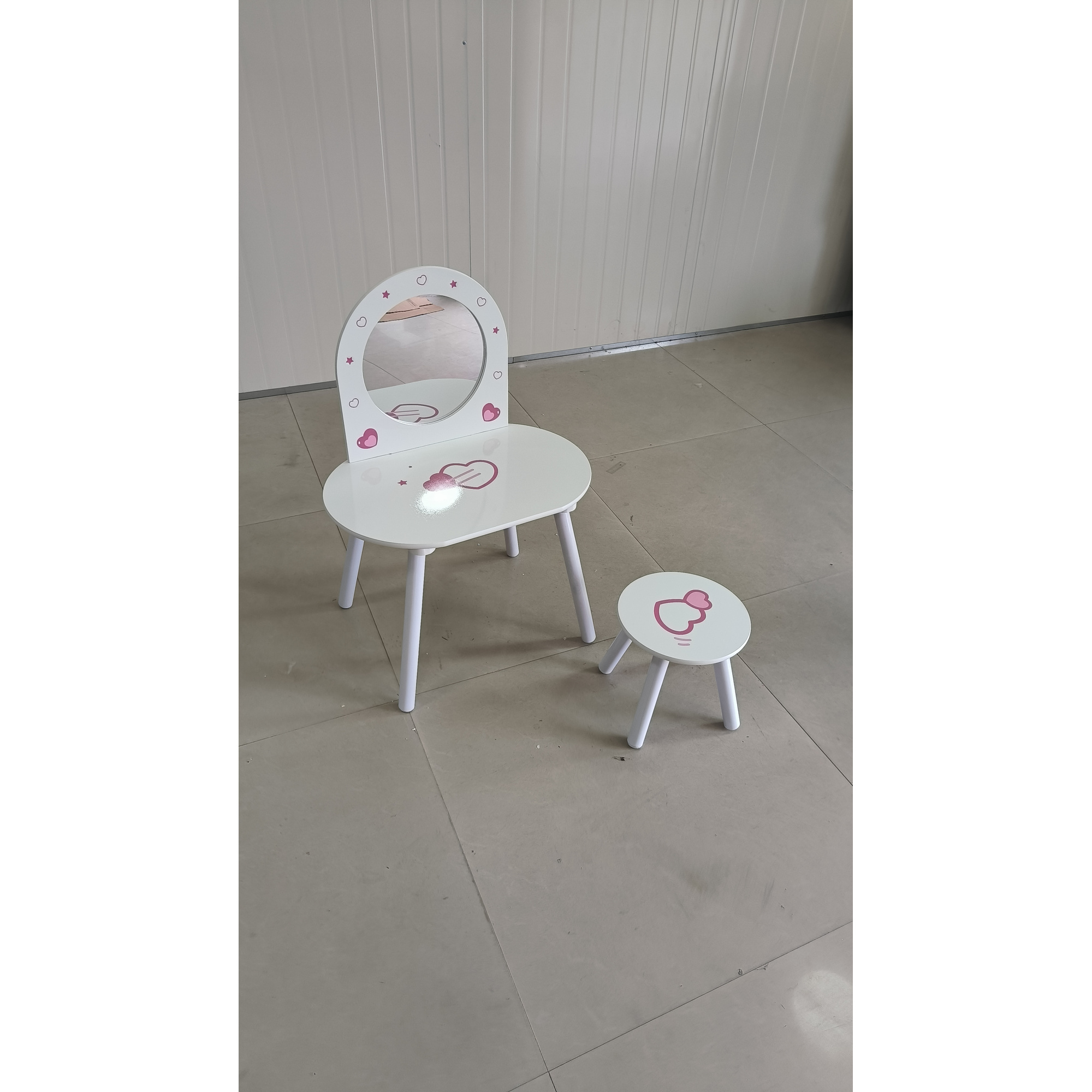 AIYAPLAY Kinderschminktisch mit Hocker und Spiegel, Schminktisch für Mädchen mit Herzmotiven, Schminktisch für Kinder 3–6 Jahre, Weiß   Aosom