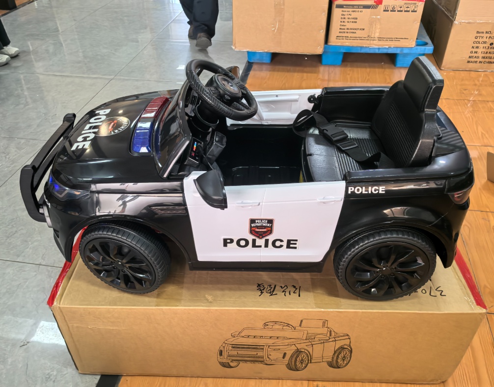 AIYAPLAY Mașină Electrică Poliție pentru Copii 12V Telecomandă 2,4 G 2 Motoare Pornire Blândă Sirenă Lumini Muzică Negru | Aosom Romania