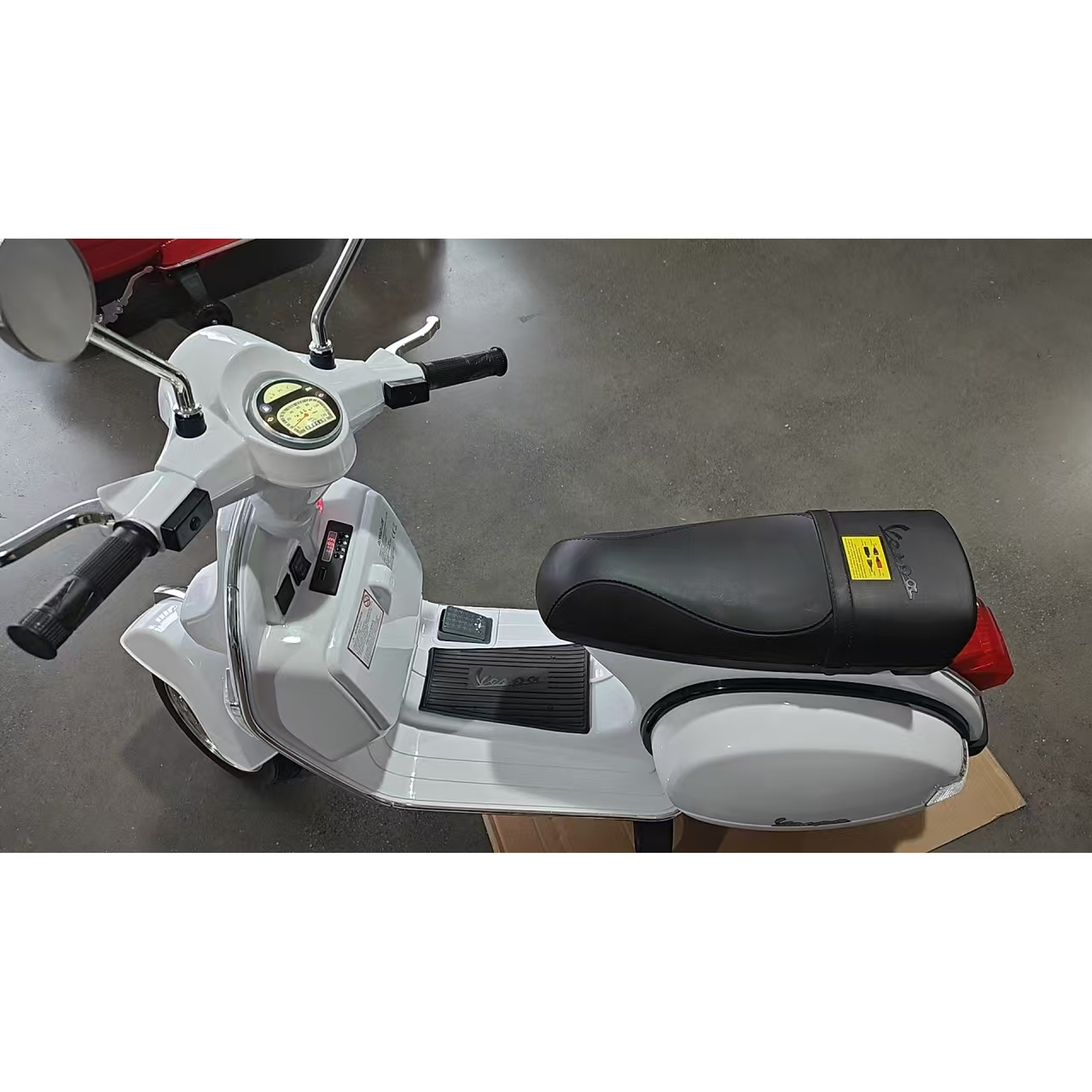 AIYAPLAY Motocicletă Electrică Copii 12V Vespa PX150 Roți Ajutătoare 2 Motoare Suspensie Spate Muzică Faruri 3 km/h 3-6 Ani Alb | Aosom Romania