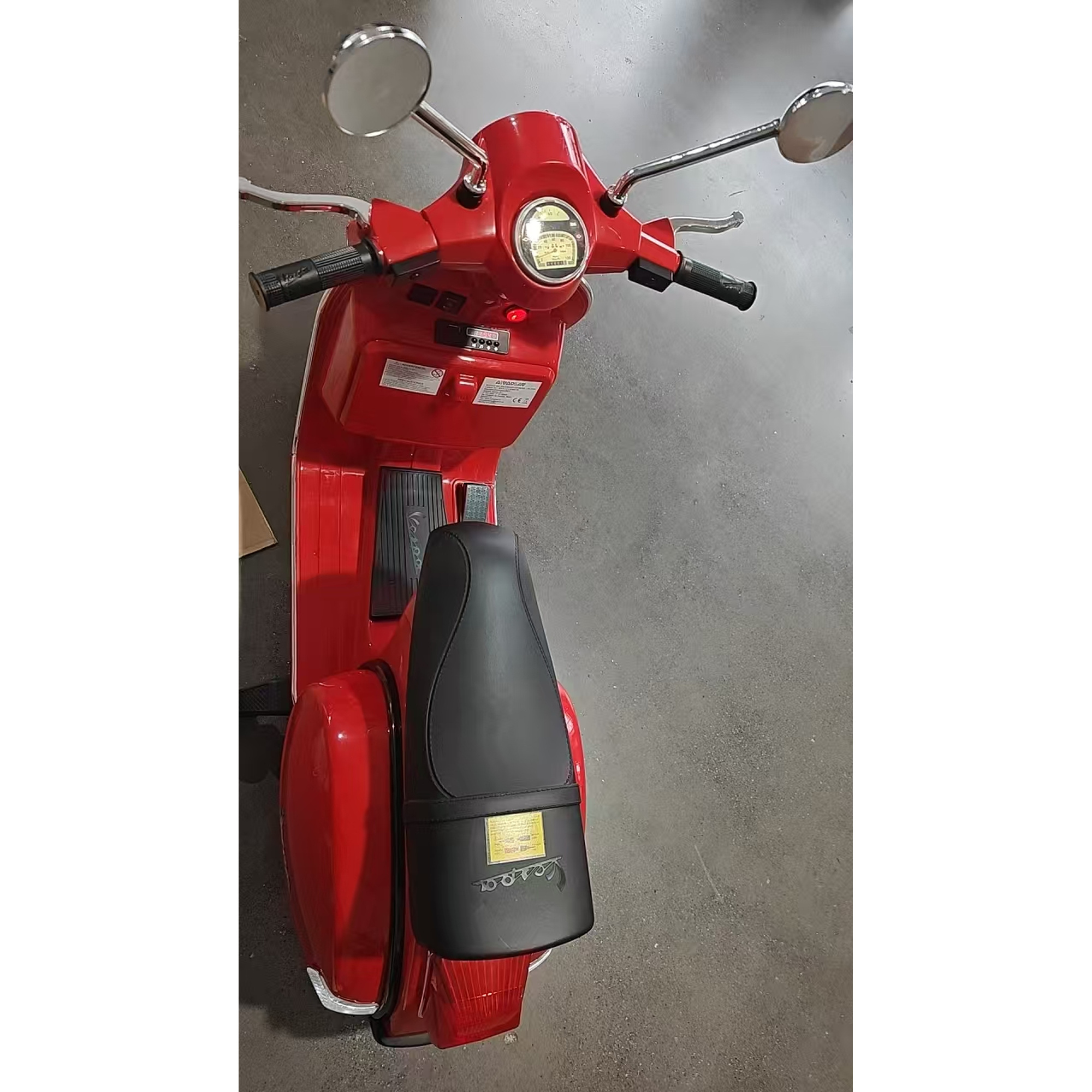 AIYAPLAY Elektroroller Kinder 12V Vespa PX150 Lizenz Elektrisches Kinderfahrzeug 2 Stützräder 2 Motoren Hinterradfederung Musik Scheinwerfer Hupe USB 3 km/h 3-6 Jahre Vorwärts/Rückwärts Rot Aosom