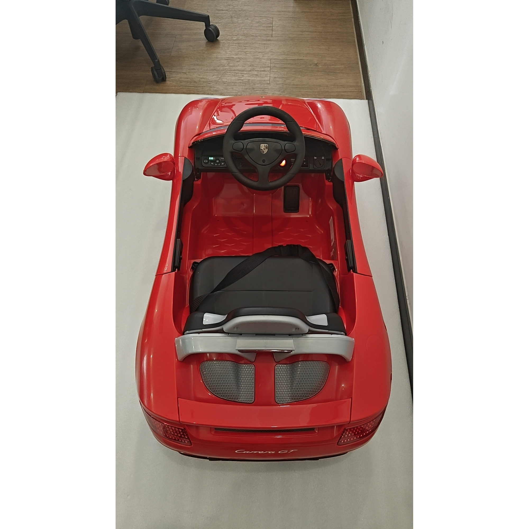 AIYAPLAY Kinder-Elektroauto Porsche Carrera GT Lizenz 12V mit Fernbedienung 2,4G 2 Motoren Hinterradfederung Sanfter Start Musik USB Scheinwerfer Hupe 3-6 Jahre 2,8-3,6 km/h Rot   Aosom