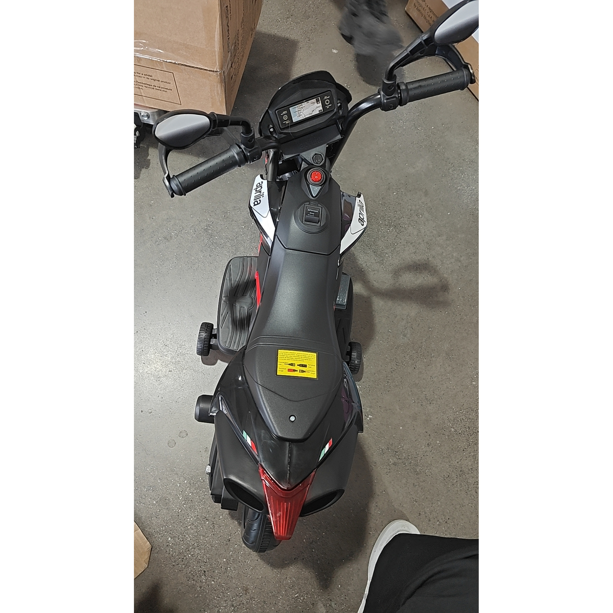 AIYAPLAY Motocicletă electrică copii 6V, licență APRILIA, roți auxiliare, baterie litiu, muzică, 18 luni-4 ani, roșu | Aosom Romania