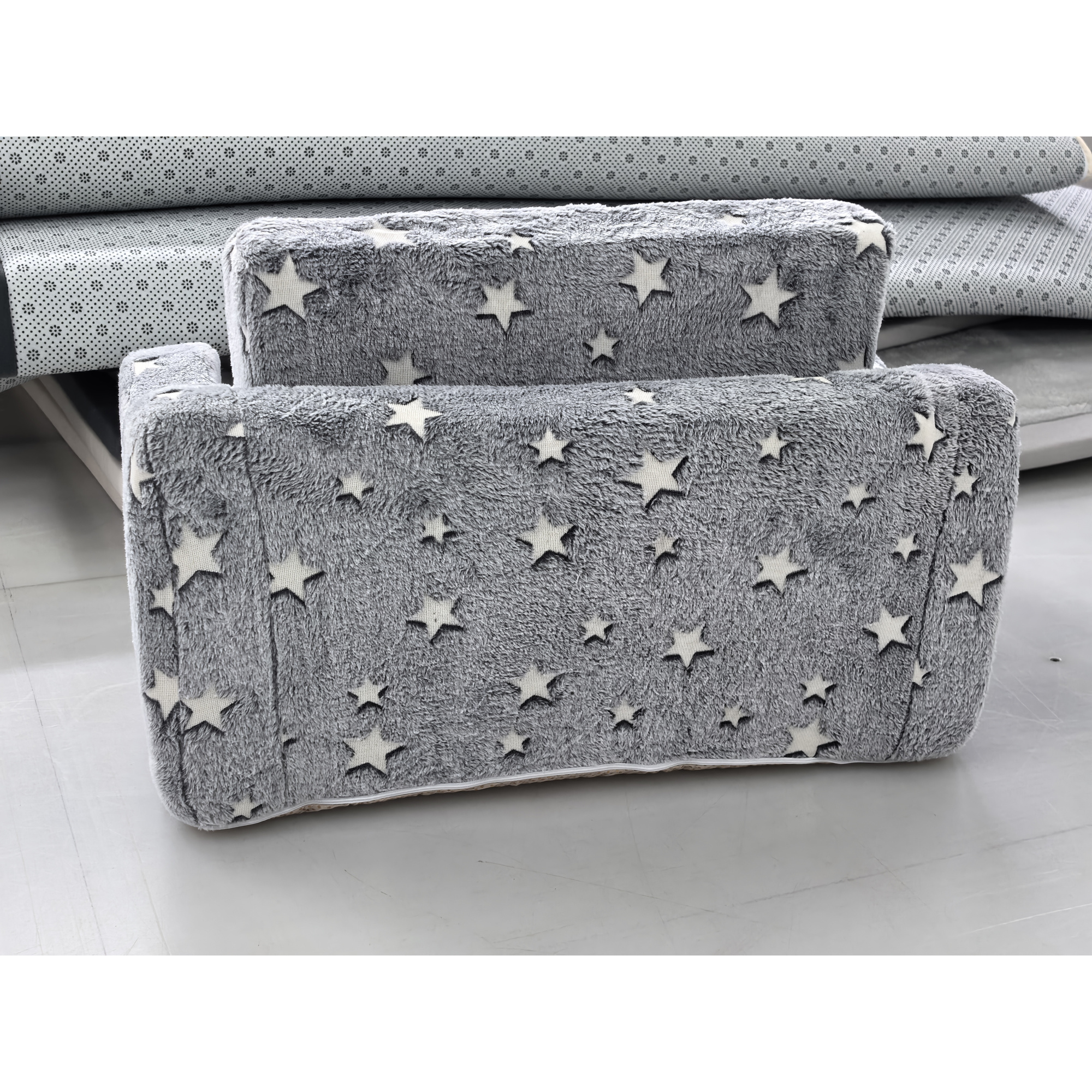 AIYAPLAY 2-in-1 Kindersofa, Kindersessel mit phosphoreszierenden Sternen, als Chaiselongue ausklappbar, für Schlafzimmer, Spielzimmer, Geschenk für Jungen und Mädchen 18-48 Monate, grau   Aosom von AIYAPLAY