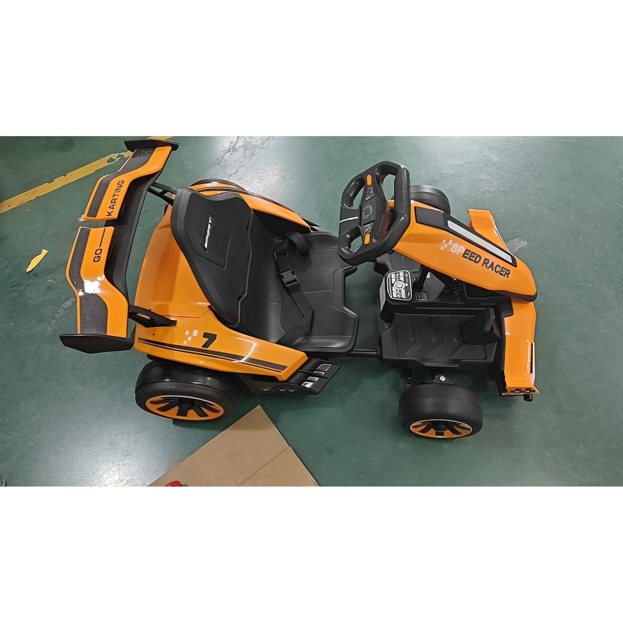 AIYAPLAY Kart Electric pentru Copii 12 V, Go Kart, 2 Motoare, Scaun Reglabil, Baterie litiu, Pornire Progresivă, Portocaliu | Aosom Romania
