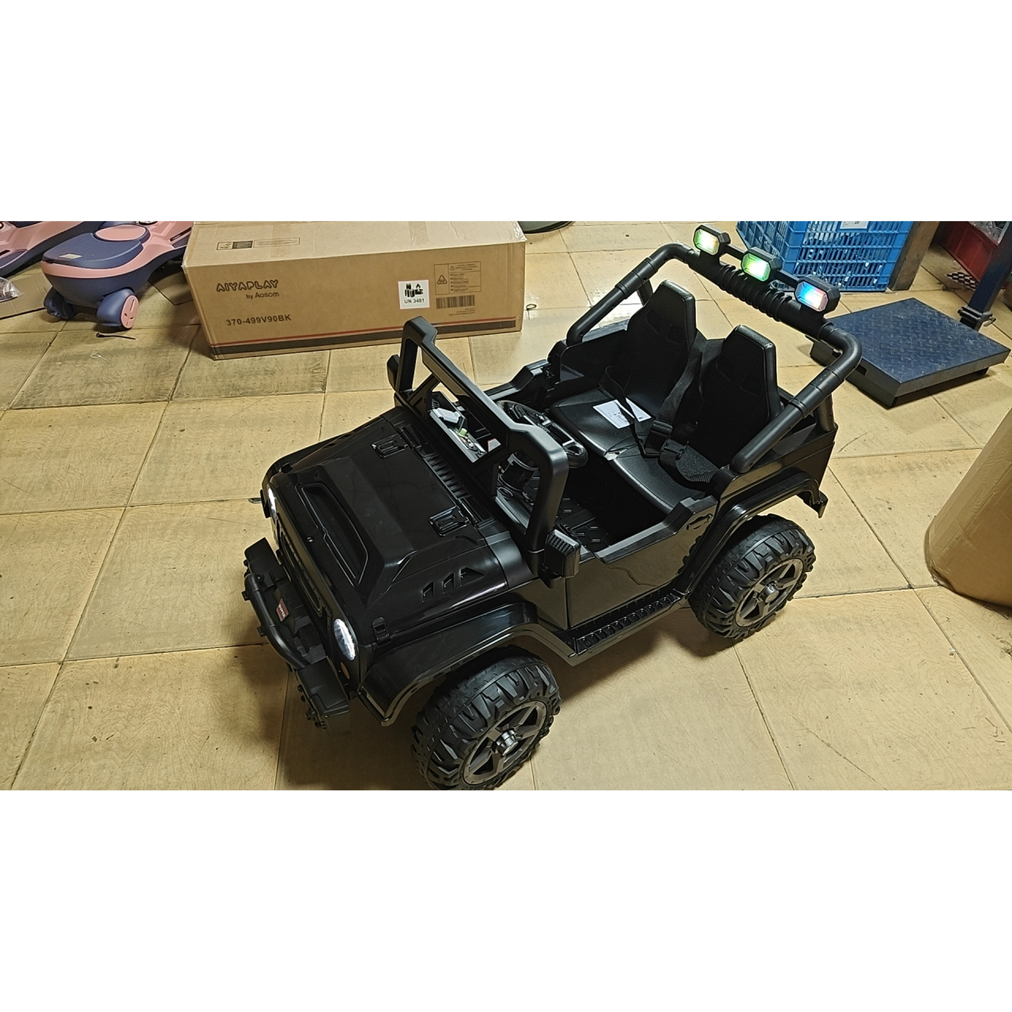 AIYAPLAY Elektrisches Kinderauto 2-Sitzer 24 V Lithium-Batterie, Kinder-Elektro-Buggy, 3-8 km/h, Sanftes Anfahren, 2,4G Fernbedienung, Hinterradfederung, Musik, Hupe, Scheinwerfer, 3+ Jahre, Schwarz   Aosom