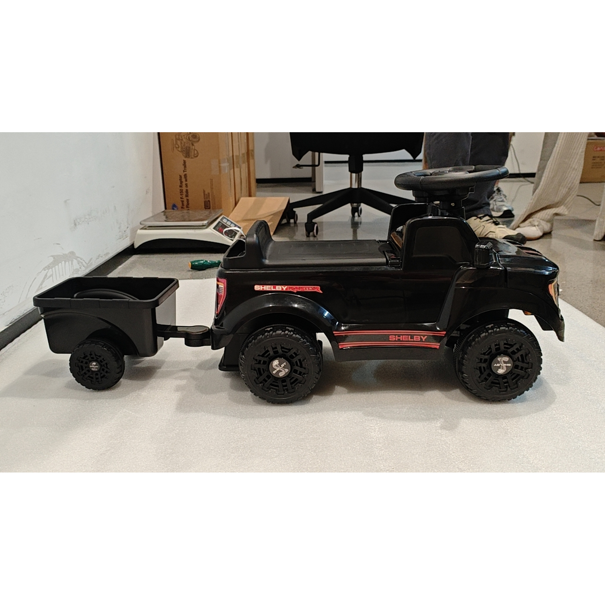 Qaba Rutschauto Shelby lizenziert, mit Fußantrieb, mit Ladefläche hinten, aufklappbarer Haube, Hupe, Licht, Musik und Stauraum unter dem Sitz, 18-72 Monate, schwarz   Aosom