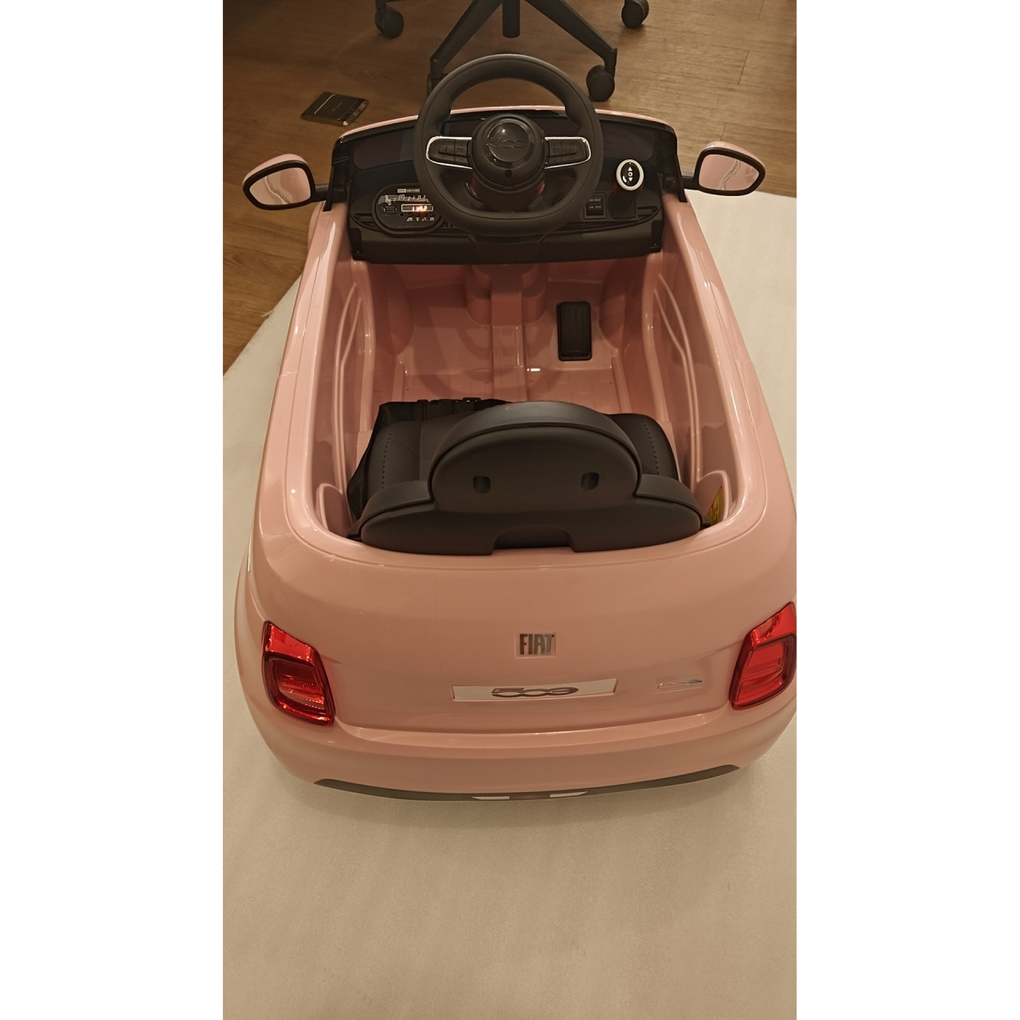 AIYAPLAY Kinder-Elektroauto 12V Fiat 500, Lithiumbatterie, Elektroauto für Kinder, 2 Motoren, Fernbedienung, Federung, Scheinwerfer, Musik, USB, Sicherheitsgurt, Hupe, 3-3,2 km/h, 3-6 Jahre, Rosa   Aosom