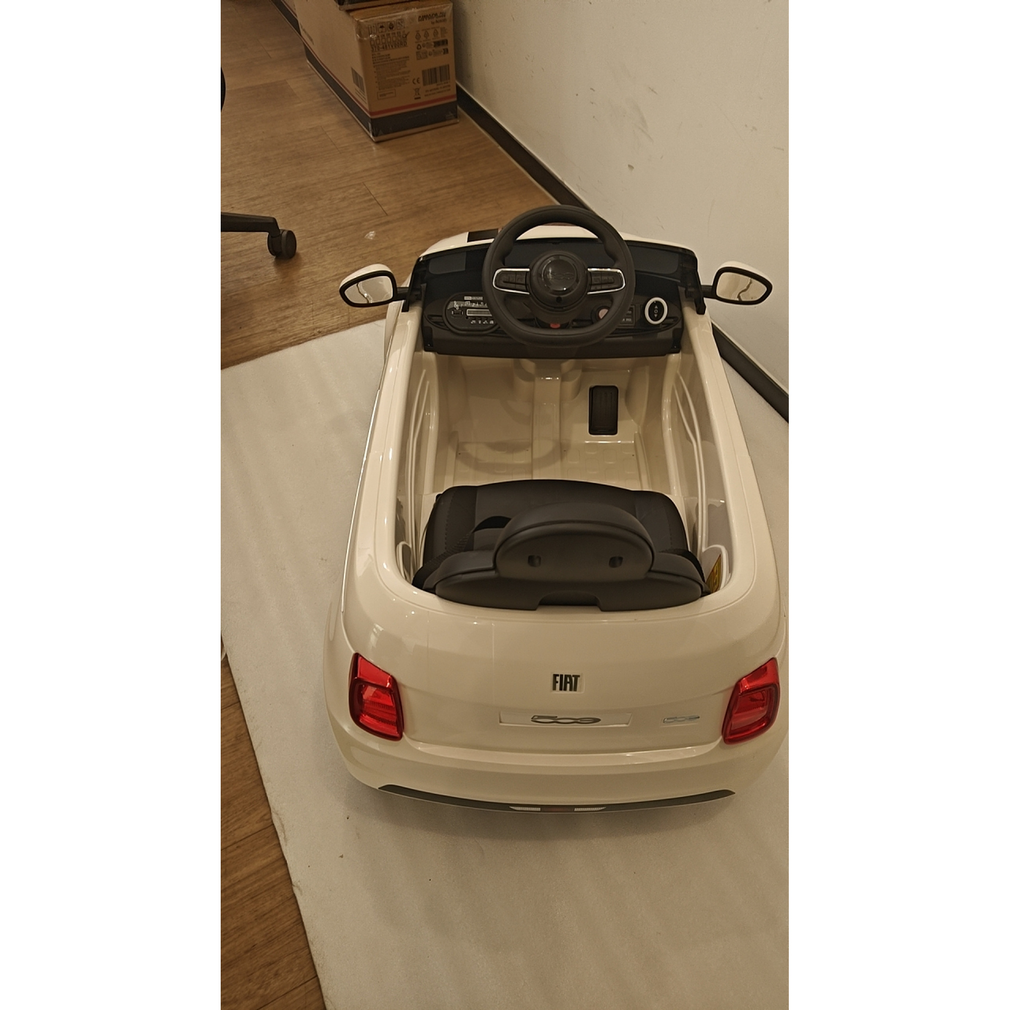 AIYAPLAY Elektroauto für Kinder 12V Fiat 500, Lithiumbatterie, Elektrisches Kinderauto, 2 Motoren, Fernbedienung, Federung, Scheinwerfer, Musik, USB, Gurt, Hupe, 3-3,2 km/h, 3-6 Jahre, Creme   Aosom