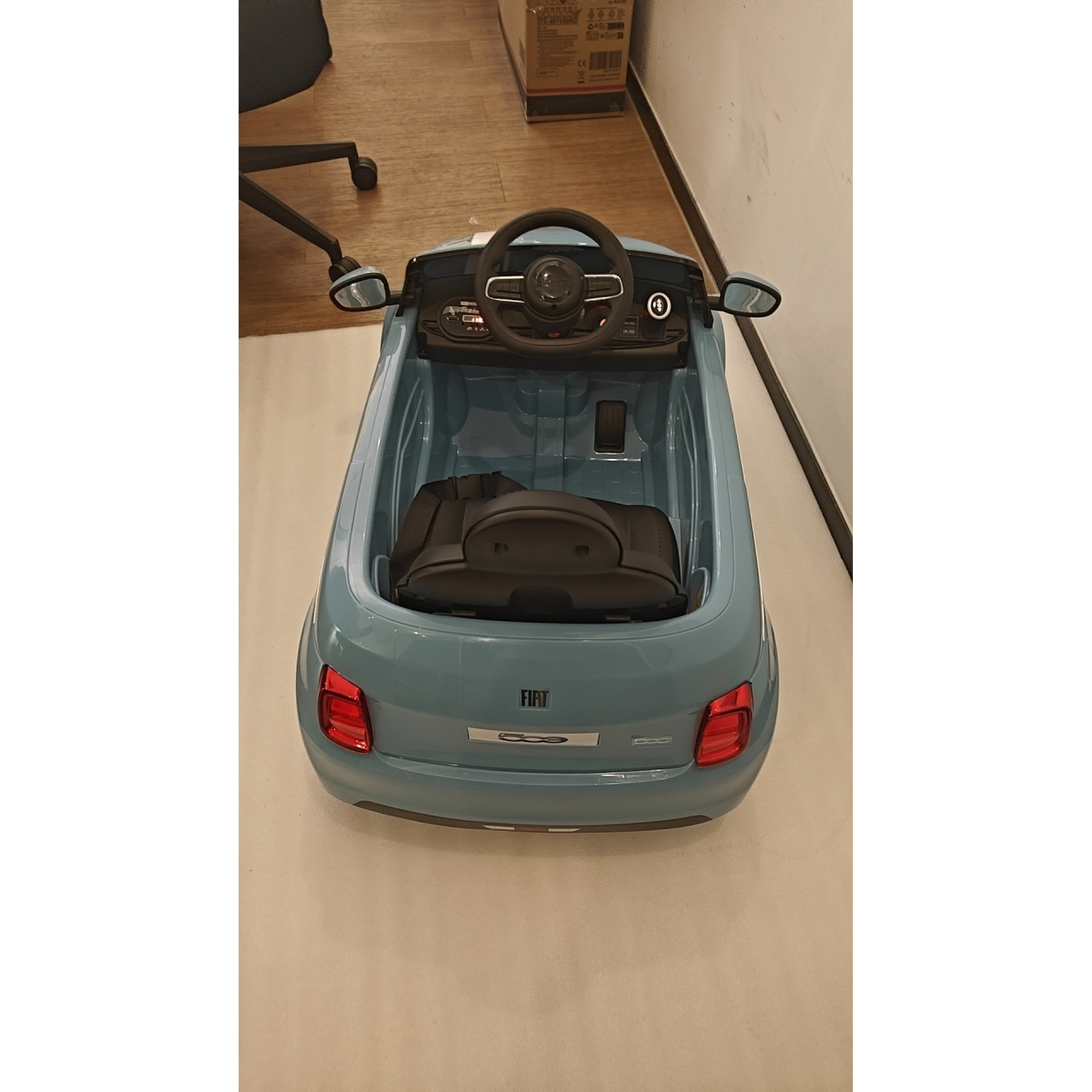AIYAPLAY Elektrisches Kinderauto 12V Fiat 500, Lithium-Akku, Elektroauto für Kinder, 2 Motoren, Fernbedienung, Federung, Scheinwerfer, Musik, USB, Gurt, Hupe, 3-3.2km/h, 3-6 Jahre, Blau   Aosom
