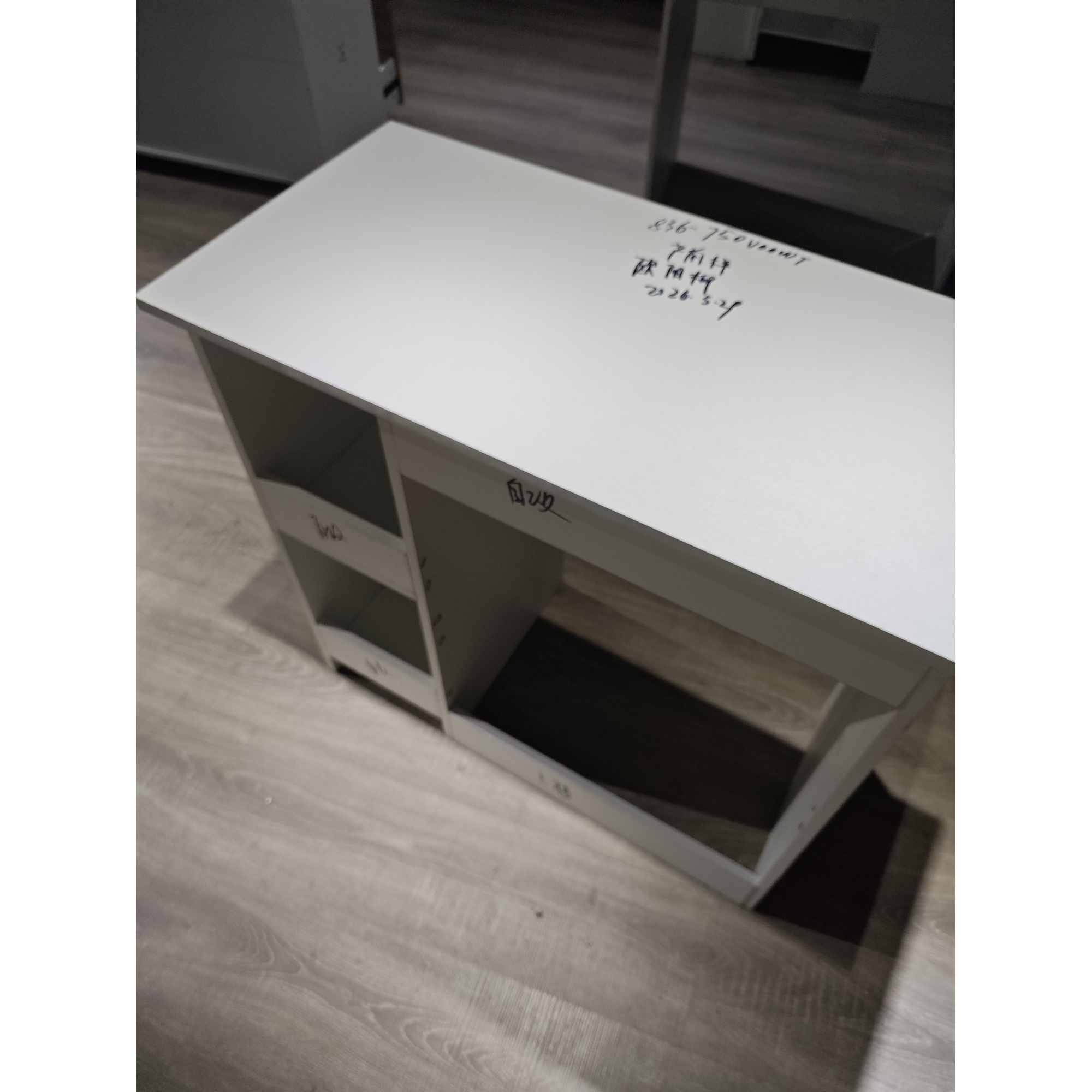 HOMCOM Computerschreibtisch, platzsparender Bürotisch mit 2 offenen Ablagen, PC-Tisch für Büro, Arbeitszimmer, Schlafzimmer, 80x40x74.2cm, Weiß Aosom