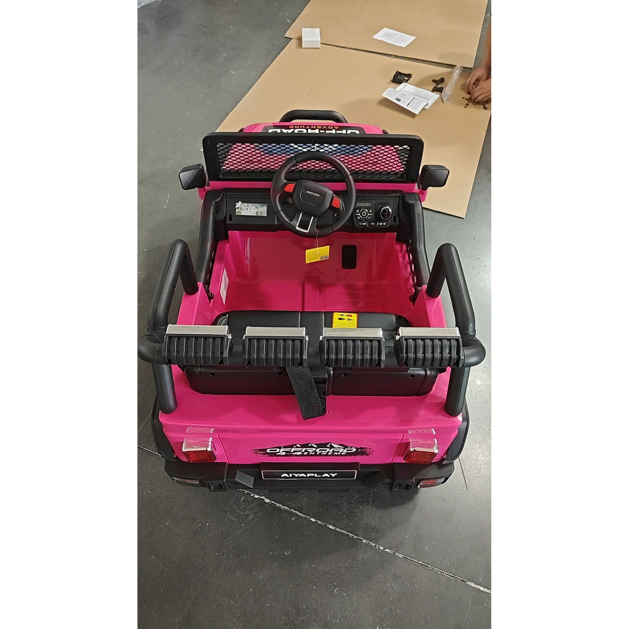 AIYAPLAY Elektrisches Kinderauto 12V 2-Sitzer, Kinder-Buggy, 2 Motoren, Fernbedienung, Lithium-Batterie, 8 km/h, Sanfter Start, 4-Rad-Federung, Musik, Lichter, 3-8 Jahre, Rosa   Aosom