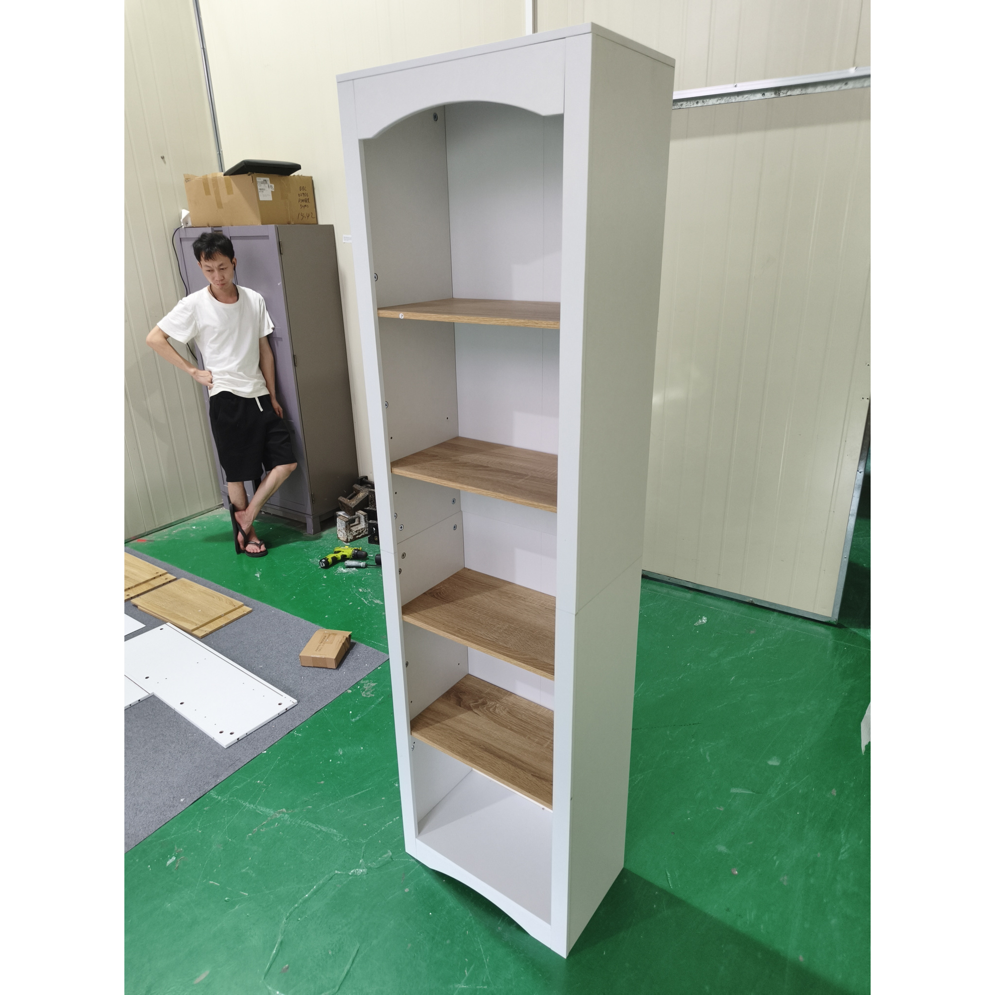 HOMCOM Bücherregal mit geschwungener Oberseite, 5 Ebenen, Aufbewahrungsmöbel mit verstellbaren Ablagen, für Wohnzimmer, Schlafzimmer, Büro, 50 x 30 x 183 cm, Weiß und Eiche Aosom