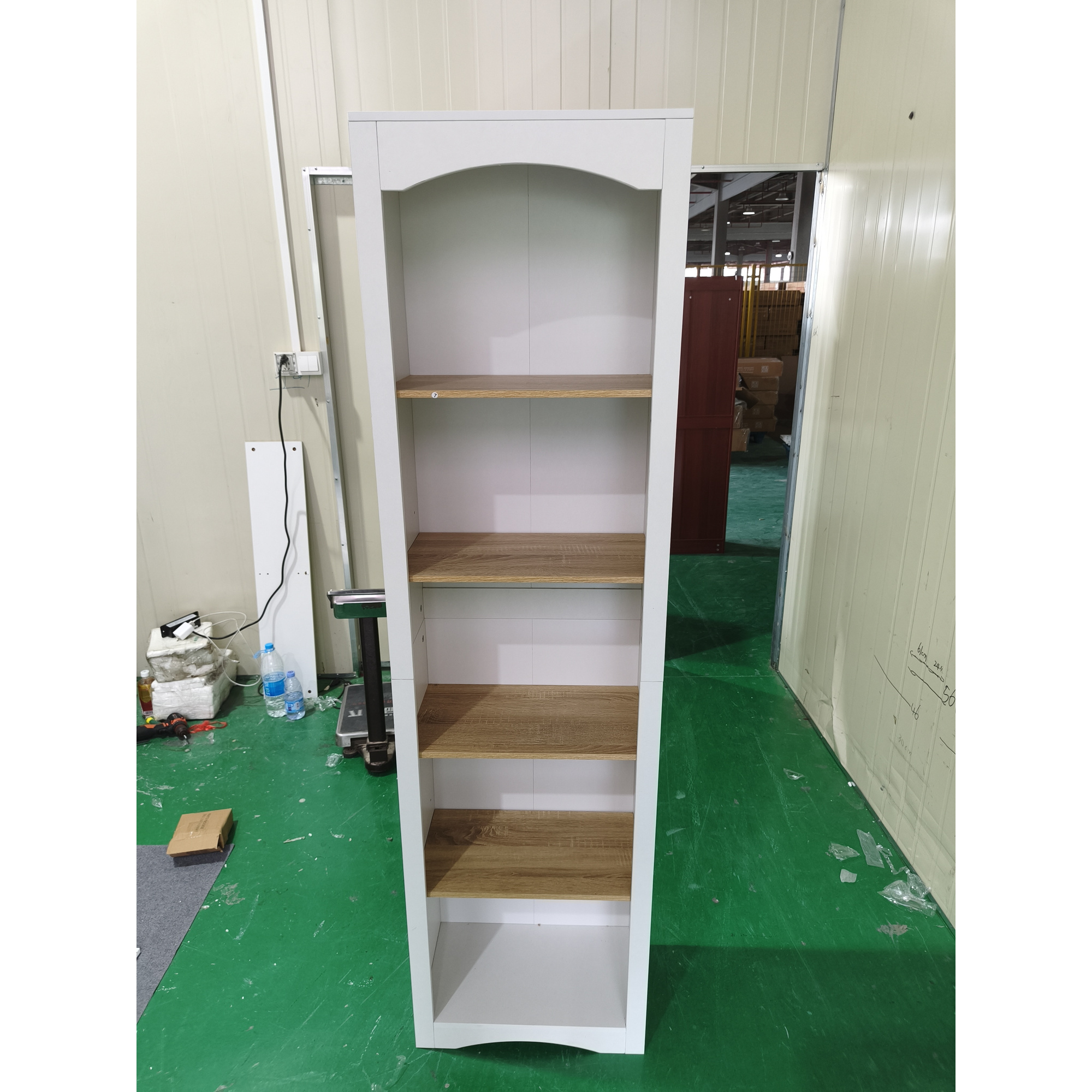 HOMCOM Bibliotecă Arcuită 5 Niveluri, Raft pentru Cărți, Mobilier de Depozitare, Rafturi Reglabile, 50x30x183cm, Alb și Stejar | Aosom Romania