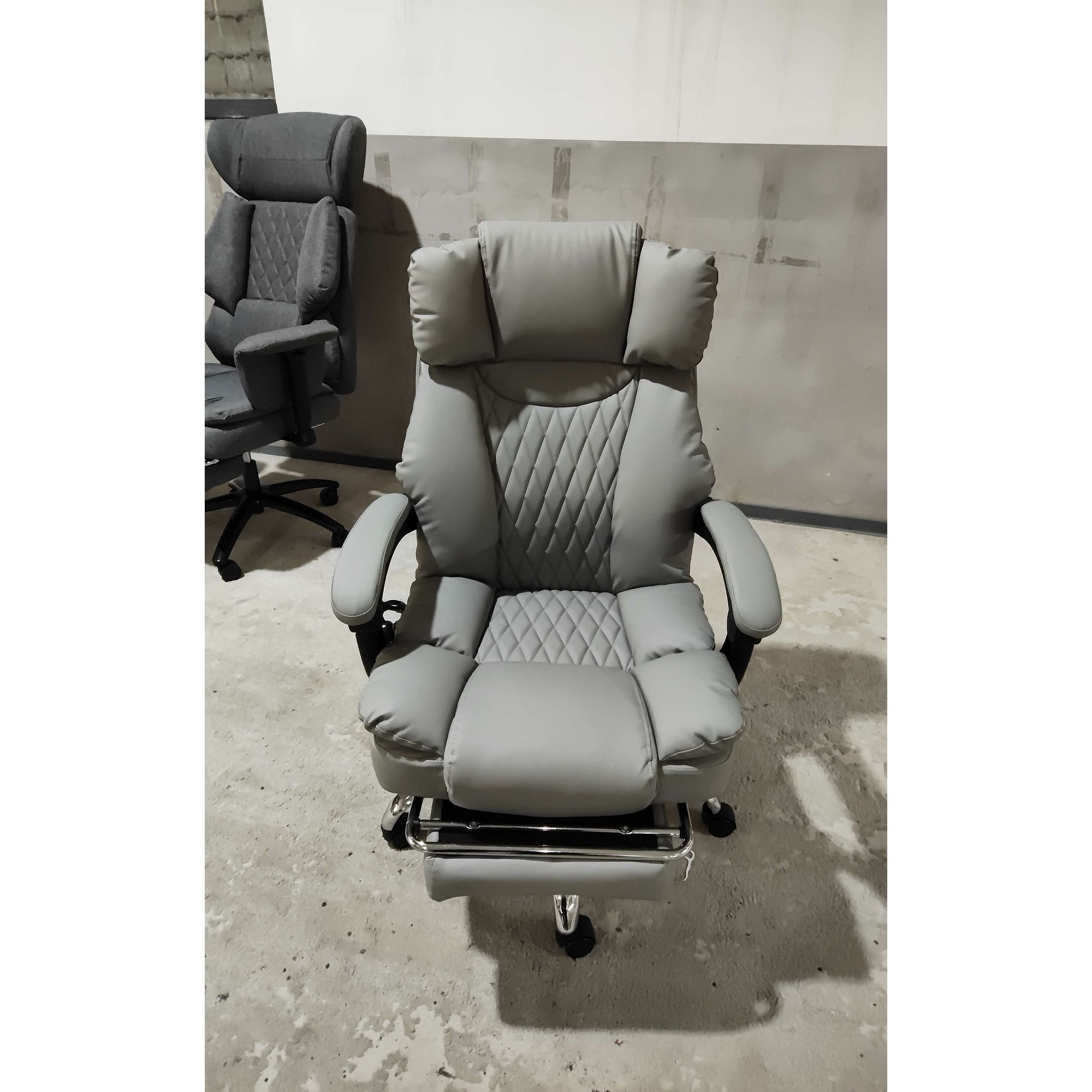 HOMCOM Fotoliu de birou cu masaj vibrant și încălzire, Scaun de birou ergonomic din PU, spătar înclinabil, tetieră, Gri | Aosom Romania