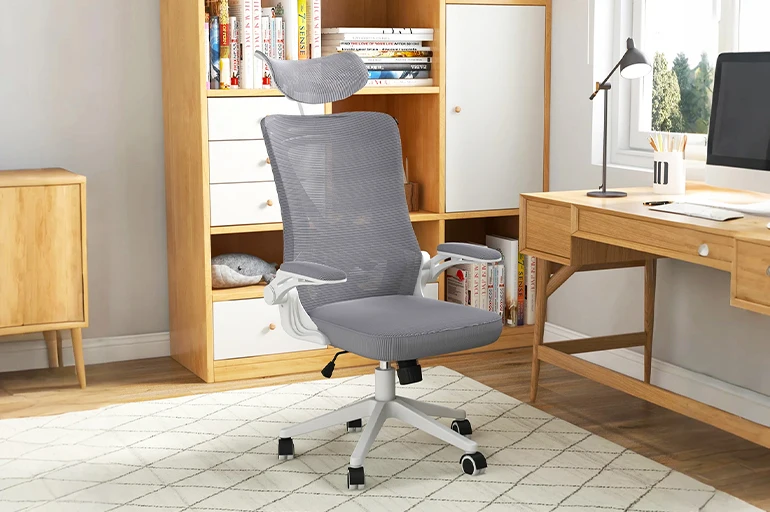 Pozitia corecta la calculator: 5 recomandari pentru a avea o postura perfecta la birou