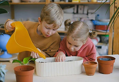 5 activități de joacă pentru copii pe care le poți face chiar în grădină