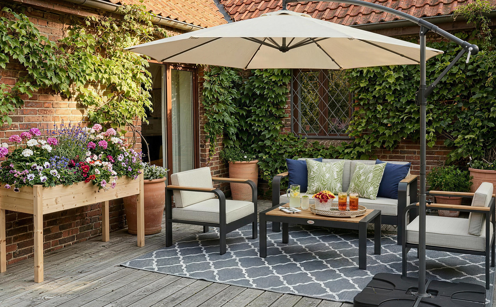 RELAX IN YOUR OUTDOOR HAVEN