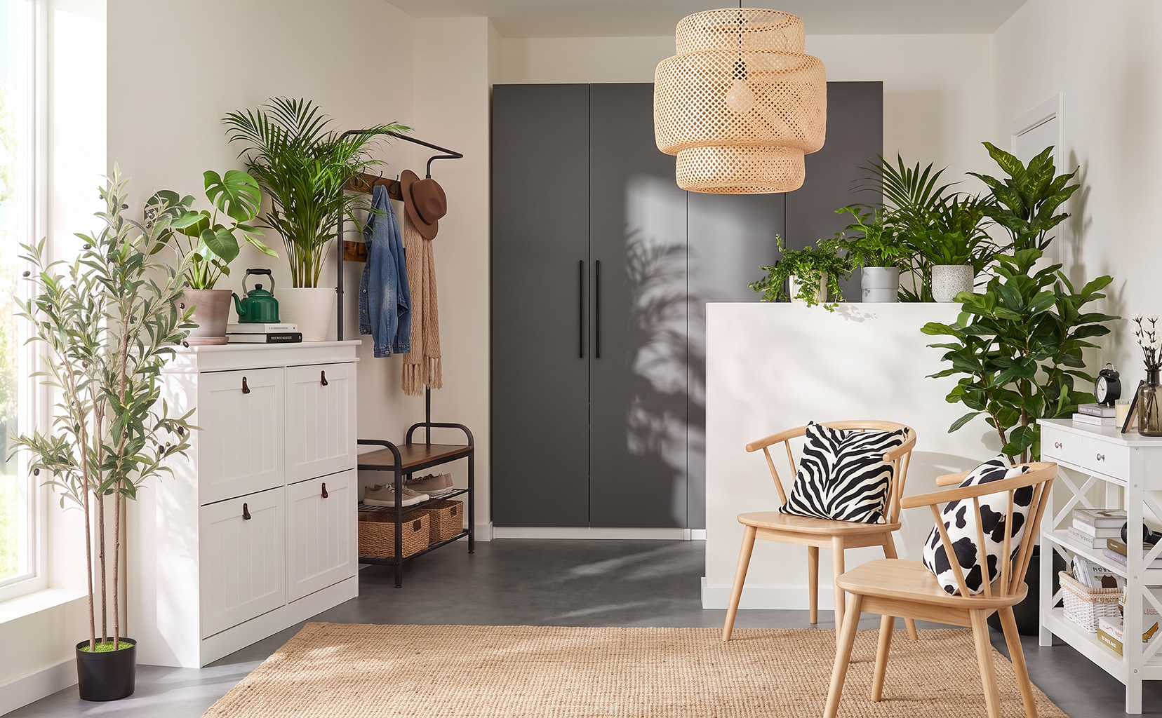 BRIGHT ENTRYWAY