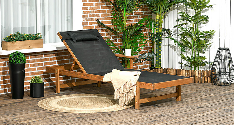 Outdoor Lounge aus Naturholz