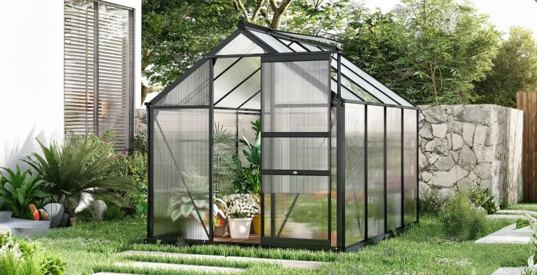 Das offene, begehbare Design ermöglicht ein einfaches Betreten und Verlassen und bietet Ihnen gleichzeitig den nötigen Freiraum, um das Gewächshaus ganz nach Ihren Wünschen einzurichten.