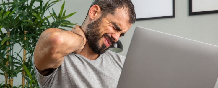 Steifer Nacken von langen Arbeitsstunden?