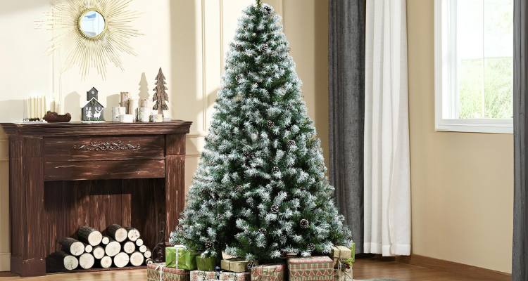 Alberi di Natale bianchi e innevati