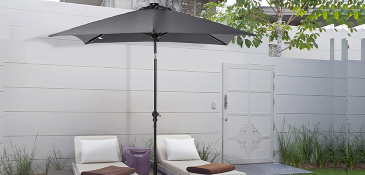 Grand parasol inclinable éclairé par LED