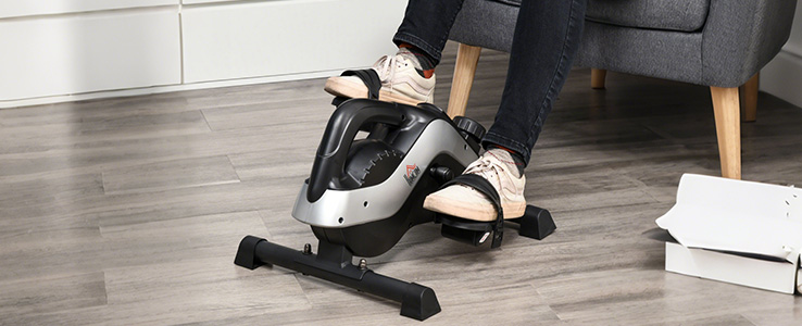 Vélo compact à 8 niveaux de résistance magnétique.