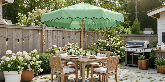 
Une stabilité à toute épreuve : Le parasol droit classique