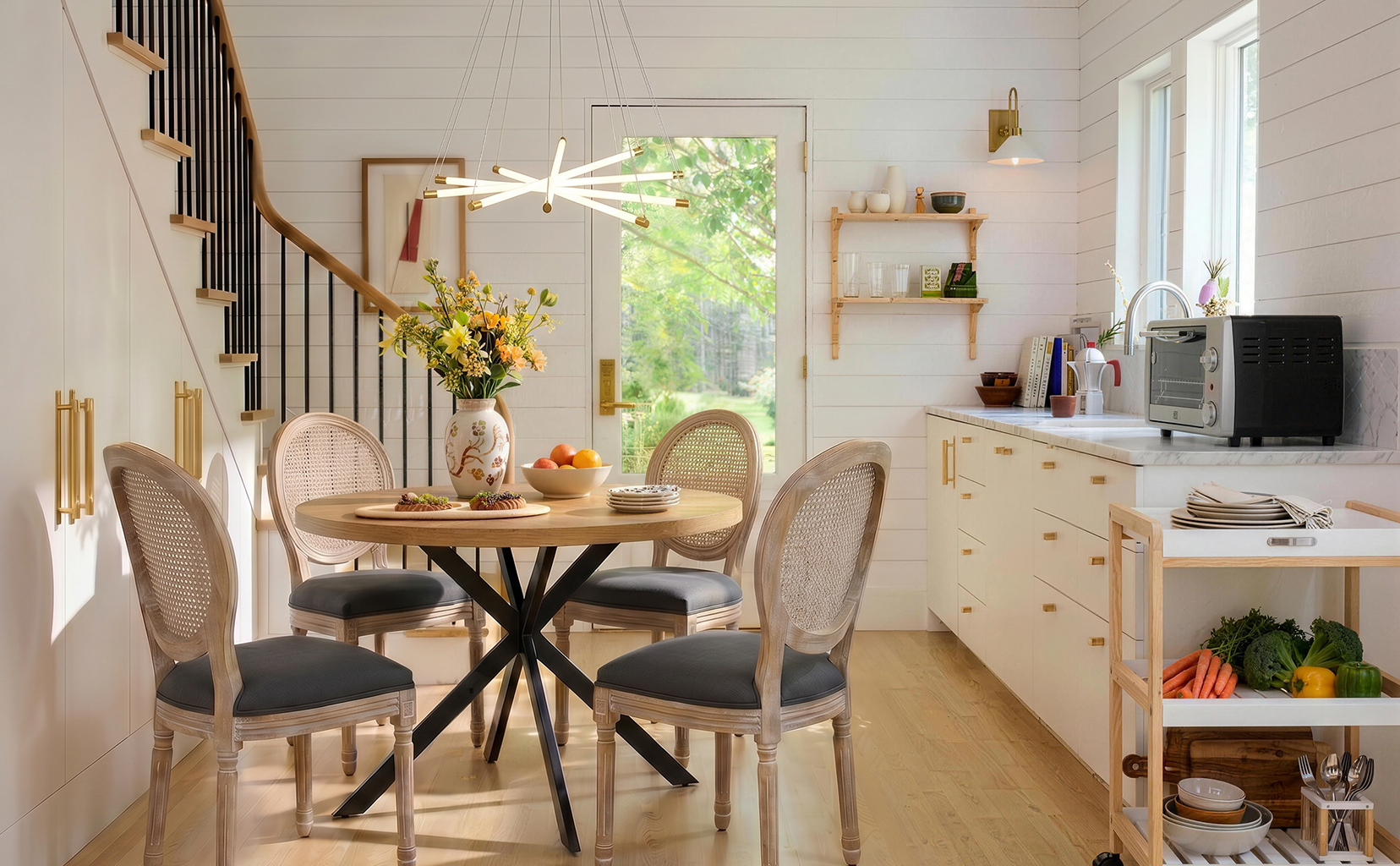Moments conviviaux en cuisine lumineuse.