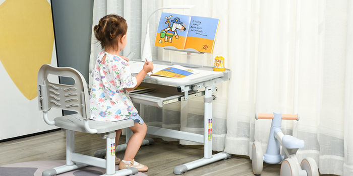 Kinderschreibtisch mit Lampe