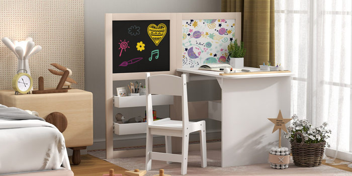 Tisch und Stuhl mit Kreide und Tafel