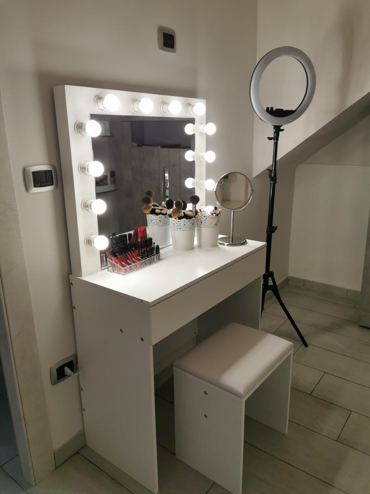 tavolo da trucco con specchio
