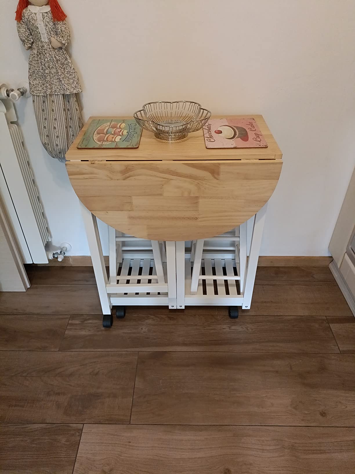 Set 3 Pezzi Tavolo Alto Pieghevole Con 2 Sgabelli, Bianco E Legno - Perfetto Per Cucine Piccole E Bar - Foto 9